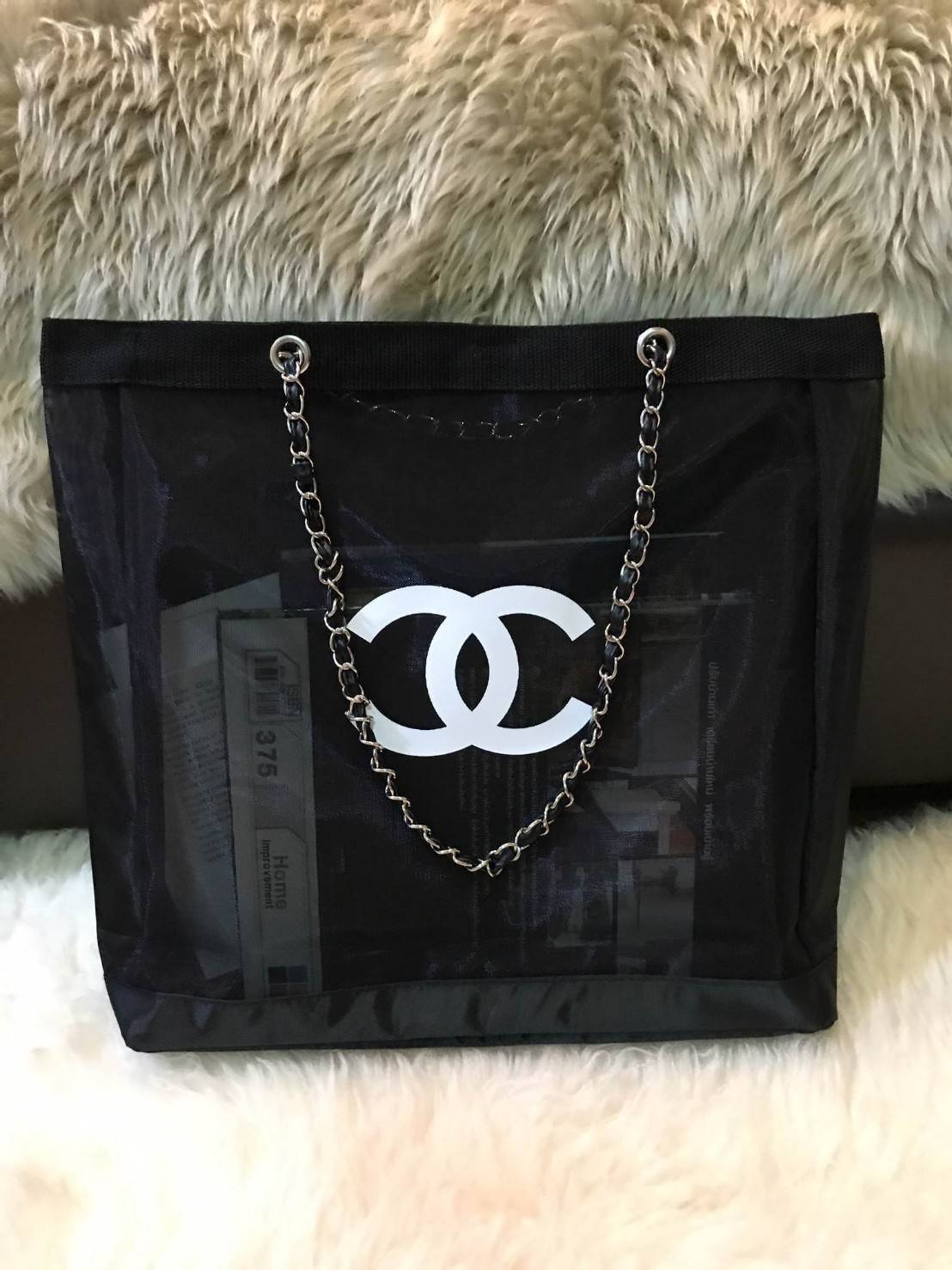 NEW! Chanel Shopping Bag With Chain กระเป๋าสะพายใบใหญ่ทรง Shopping Bag Limited Edition พรีเมี่ยมกิ้ฟของแท้นำเข้าจาก Chanel Perfume Counter ใบใหญ่วัสดุ Nylon โปร่งปั้มโลโก้แบรนด์สวยหรู เปิดปิดด้วยแถบแม่เหล็กซ่อนด้านใน บุฟองน้ำที่ฐานมาพร้อมสายสะพายโซ่ร้อยหน
