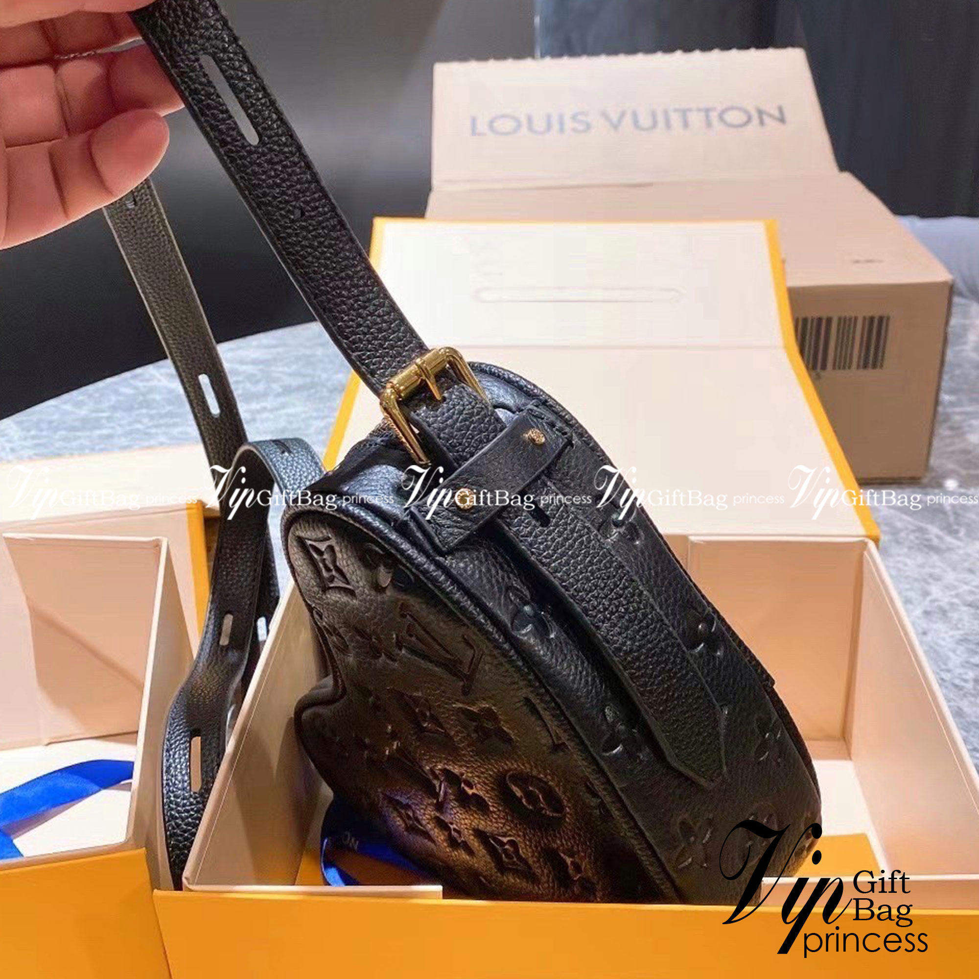 LV Sac Coeur handbag / LV Heart Puffy Bag ปังไม่ไหว กระเป๋าสะพายรูปทรงหัวใจ งานสวยเป๊ะ หนังปั้มลายโมโนแกรม แมทง่ายเข้าได้ทุกลุค ภาพสินค้าถ่ายจากงานขายจริง ใช้งานต่างประเทศได้