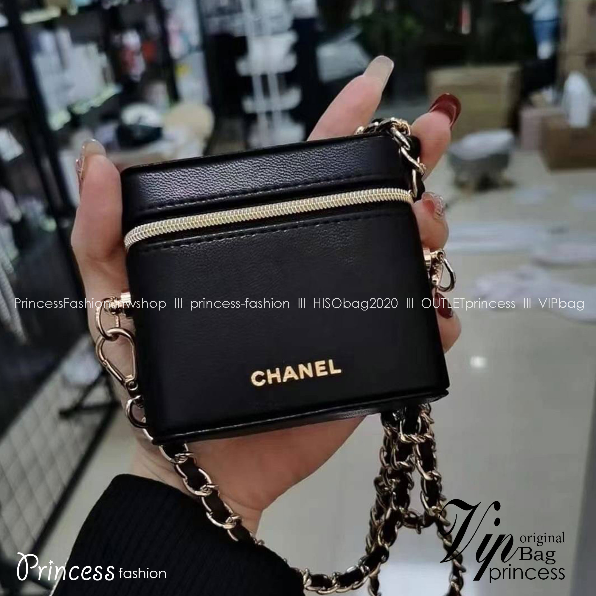 กระเป๋าสะพายข้างใบจิ๋ว งานปุ้กปิ้กน่ารัก CHANEL VIP BAG แบรนด์ดัง ตัวกระเป๋าหนังนิ่ม อยู่ทรง เปิดปิดด้วยซิปรอบ ด้านหน้าสกรีนโลโก้แบรนด์สีทอง