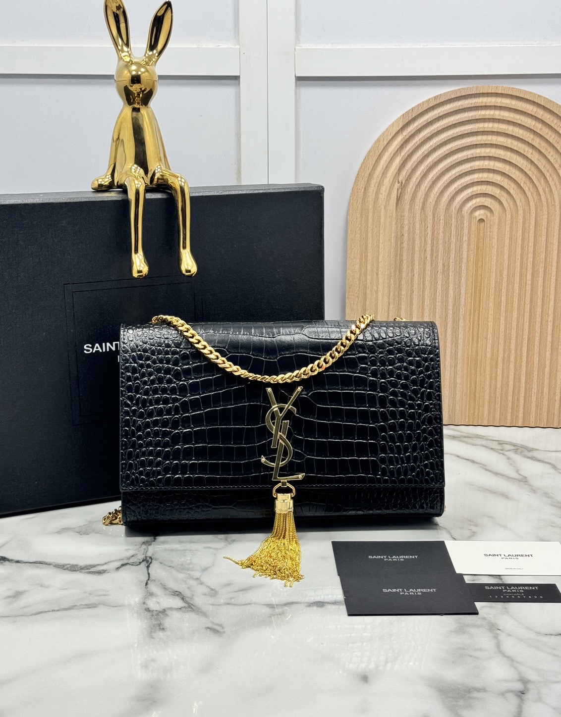 ORI หนังแท้ | 24cm Ysl Kate Croc Tassel Bag / YSL Woc Bag กระเป๋าสะพายทรง woc เรียบหรูดูแพงที่แท้จริง งานหนังลายจรเข้เต็มใบโดดเด่นด้วยโลโก้แบรนด์สุดหรู พร้อมพู่ห้อย รุ่นฮิตลอดกาลดูดีมีระดับ