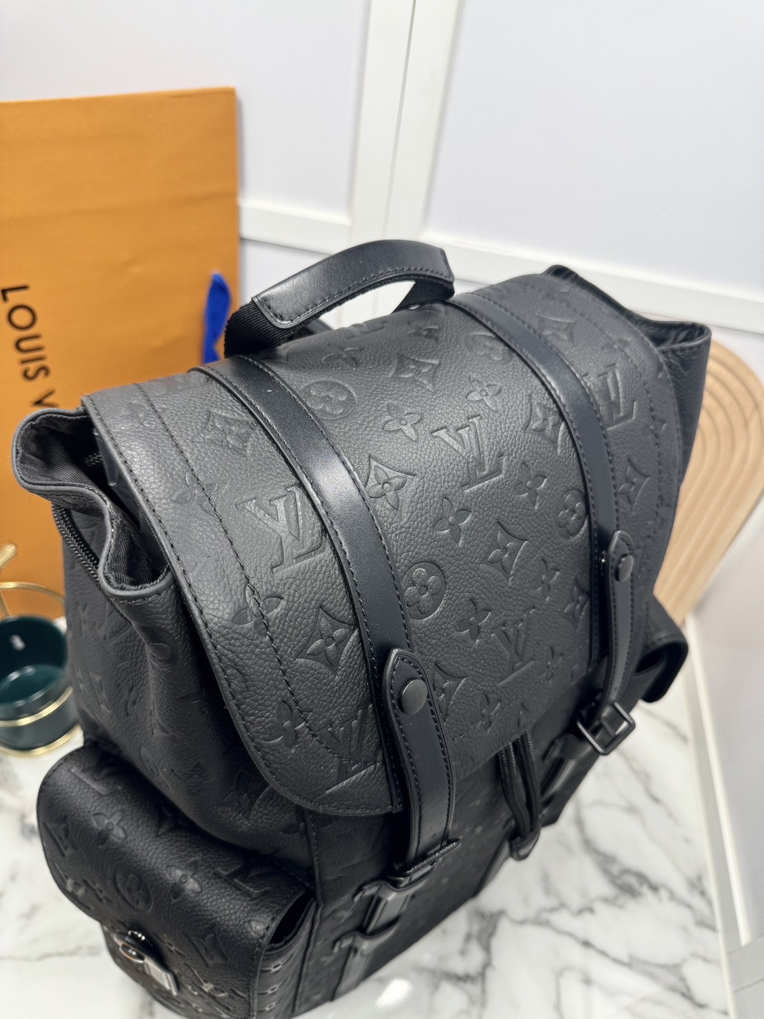 LV Christopher MM Backpack กระเป๋าเป้สะพายหลังขนาดกลาง สีดำเต็มใบสวยคลาสสิก ปั้มลายโมโนแกรม ตอบโจทย์การใช้งานด้วยช่องกระเป๋าด้านข้าง 2 ช่อง ดีไซน์กระดุมกดและสายรูดเพิ่มความปลอดภัยในการพกพาสิ่งของด้านใน