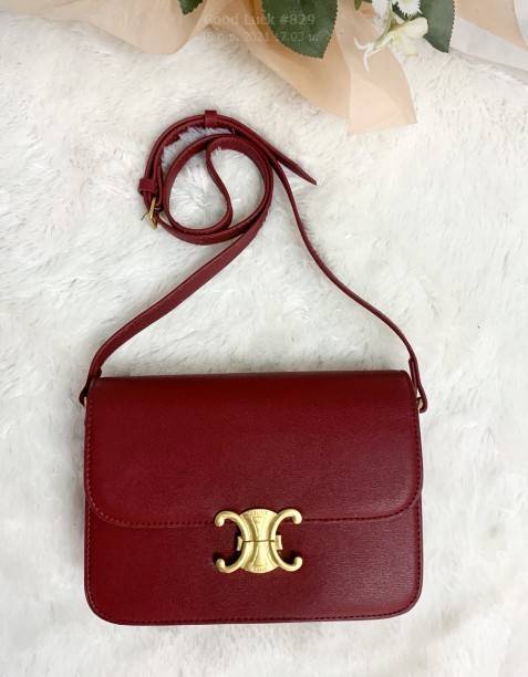 CELINE Medium Triomphe Bag In Shiny Calfskin Medium Triomphe Bag In Shiny Calfskin GIFT WITH PURCHASE (GWP) พรีเมี่ยมกิ๊ฟ Limited Edition จาก CELINE PERFUME DUTY FREE COUNTER วัสดุหนังแท้ (Calfskin) ซับในเป็นหนังแกะ (Lambskin) รูปทรงสี่เหลี่ยมผืนผ้า ขนาดก
