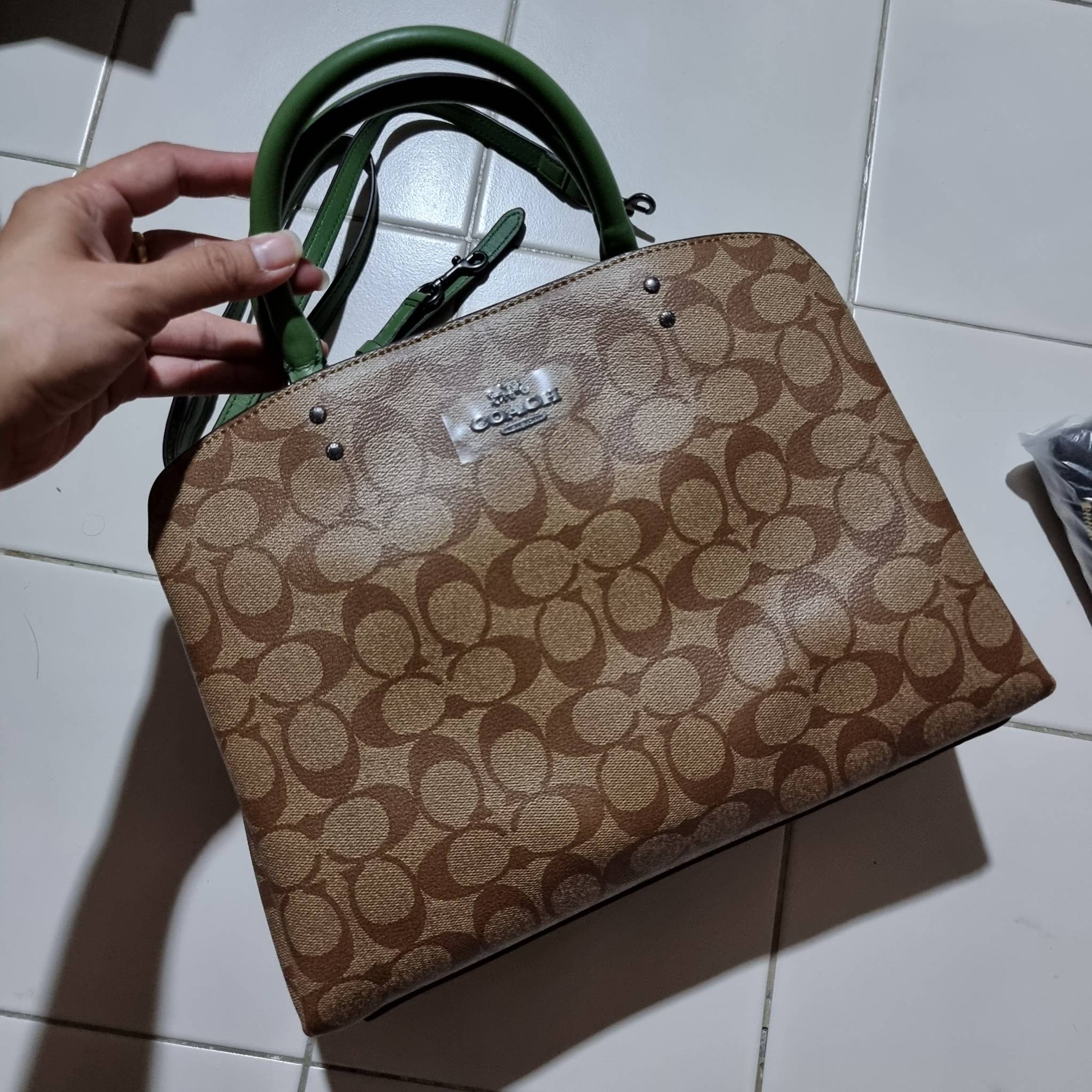 COACH F91495 LILLIE CARRYALL IN SIGNATURE CANVAS สีใหม่ล่าสุด กับรุ่นที่สุดของความขายดี รอบนี้ใบใหญ่จุใจ กระเป๋าสะพายทรงสวย ที่ดีไซน์ออกมาให้ใช้งานง่าย สะดวก สวย หรู ดูดี!! วัสดุหนังแคนวาสเคลือบลาย มาพร้อมสายสะพายข้างและหูจับในตัว ถอดออกถือคล้องแขนเก๋ๆ หร