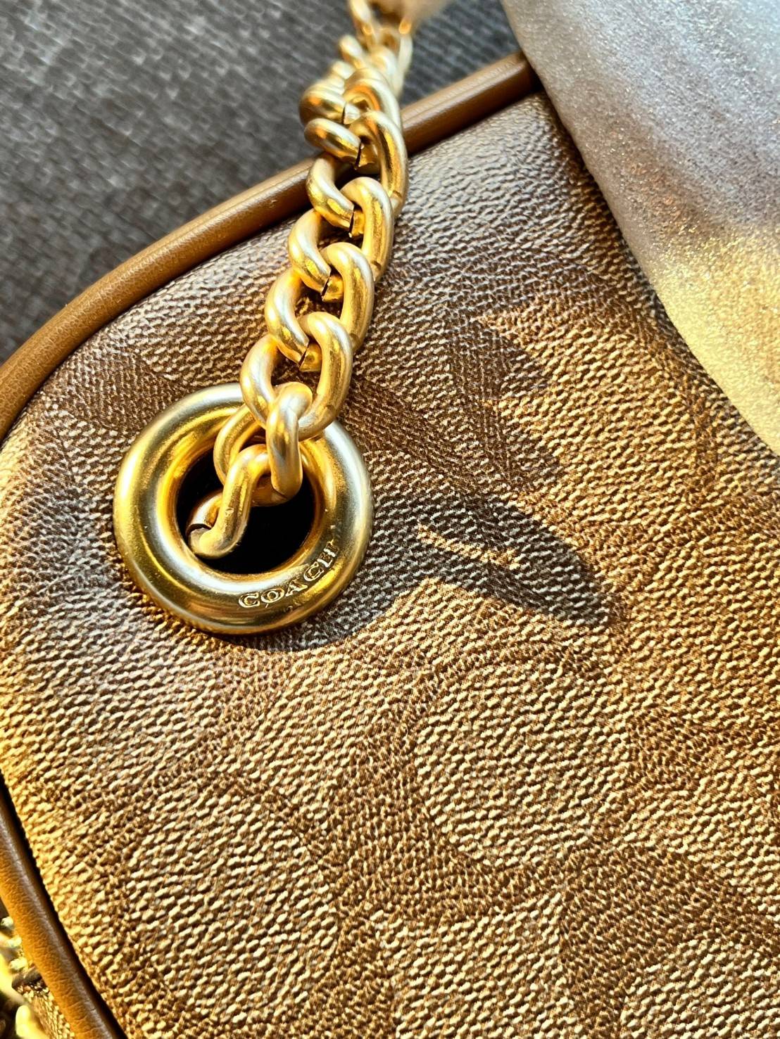 COACH CAMMIE CHAIN SHOULDER BAG IN SIGNATURE (C8149) สวย หรู ดูดี ทางนี้จ้าสาวๆๆ สินค้าต้องมี ห้ามพลาด! 🌟พร้อมส่ง จำนวนจำกัด ก่อนหมด! กับกระเป๋าหิ้วหรือสะพายไหล่ สายสะพายไหล่ในตัวแบบโซ่มีหนังรองบ่า สวยงามมากๆค่ะ