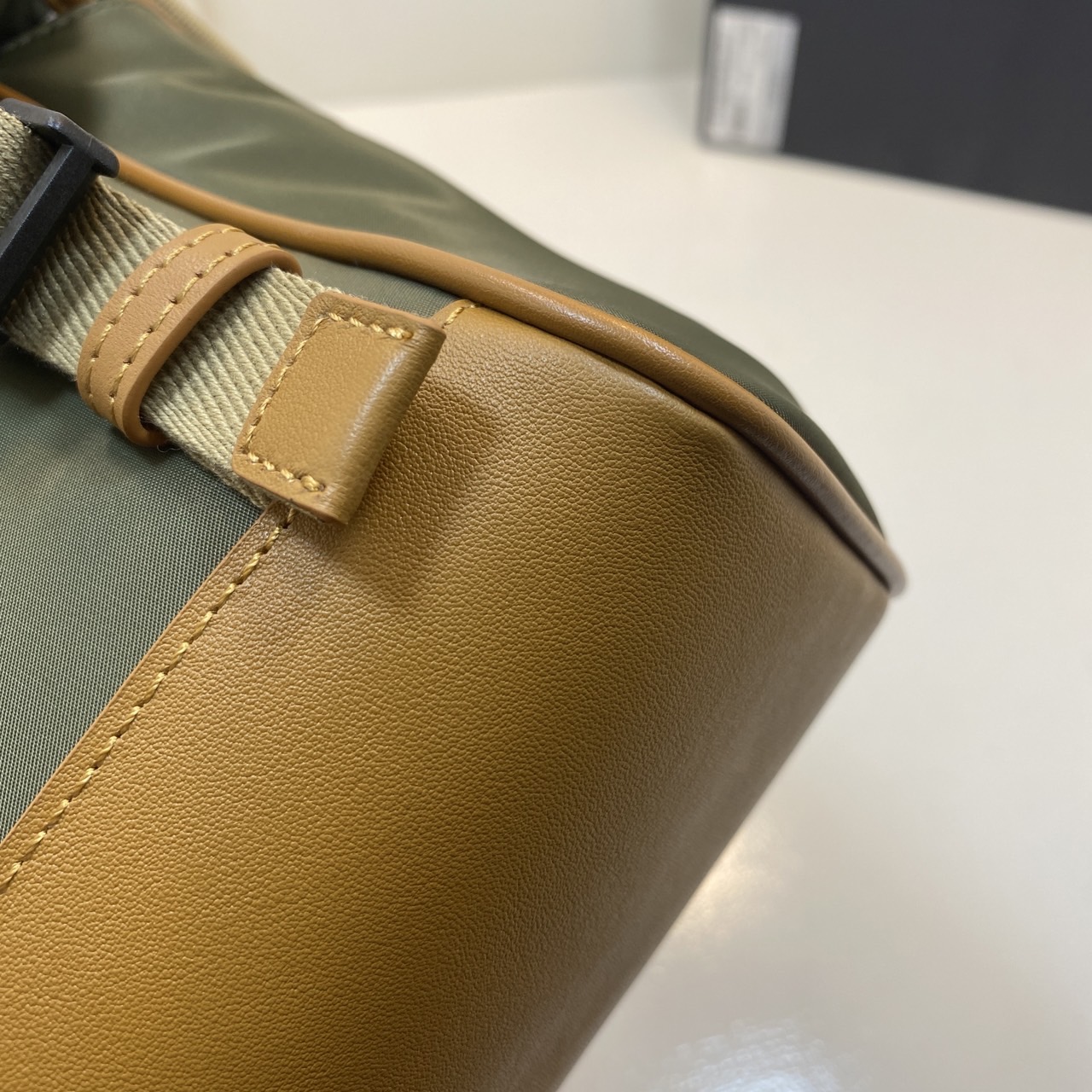 PRADA Re-Nylon and leather shoulder bag / PRADA Messenger Bag กระเป๋าสะพายคอมพลีทครีเอทลุคหล่อเท่ เกรดออริ สลับแท้ 1:1 ใช้งานต่างประเทศได้