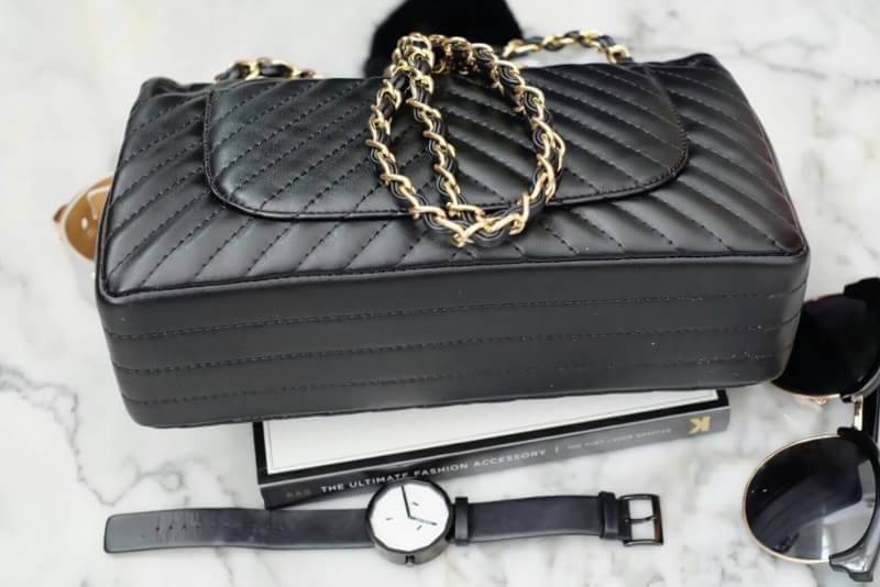 มาเพิ่มละค่า งาน Best Seller ทางร้าน ได้กระเป๋า จากแบรนด์ KEEP รุ่น KEEP shoulder chevron chain handbag สวย หรู มากๆ เลยน๊า กระเป๋าอยู่ทรง **หนังแกะนิ่มมากคะ สายโซ่สะพายสบายคะ สายปรับ สั้น ยาวได้คะ ภายในสีแดง มีช่องใส่ของจิกจิงหลายช่องแบ่งเก็บของเป็นสัดส่