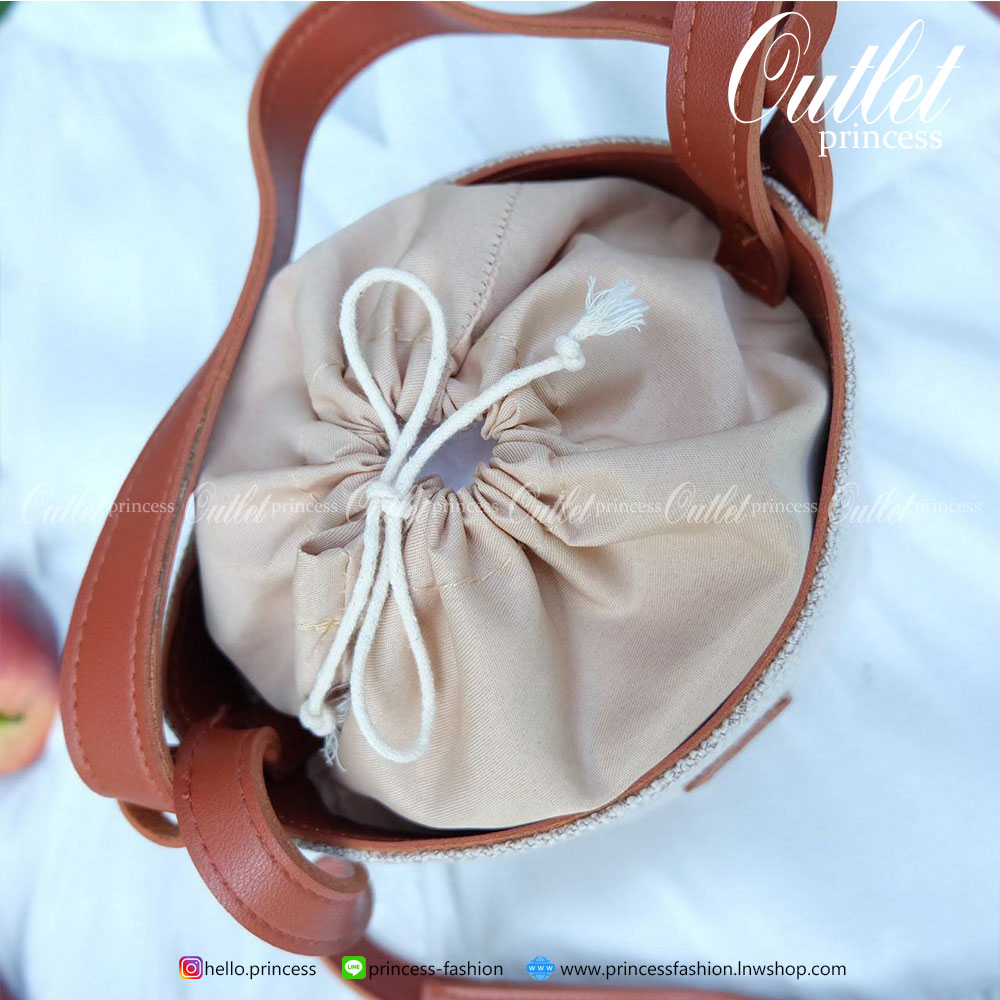 สวยมาก KEEP ‘ Vitamin Sea ‘ Col.3 ทรงถังน่ารักมาก สไตล์ Casual ดูดี สุดๆ ตัดขอบหนังสีน้ำตาล ทรงน่ารัก ด้านในมีถุงผ้าใบเล็กใส่ของได้อีกชั้น ดีไซน์รูปแบบสวย *ดีต่อใจ ใครชอบทรงนี้ห้ามพลาดเลยน๊า 😁❤️ ถือเที่ยว ไปทะเลก้อสวยสุดๆ