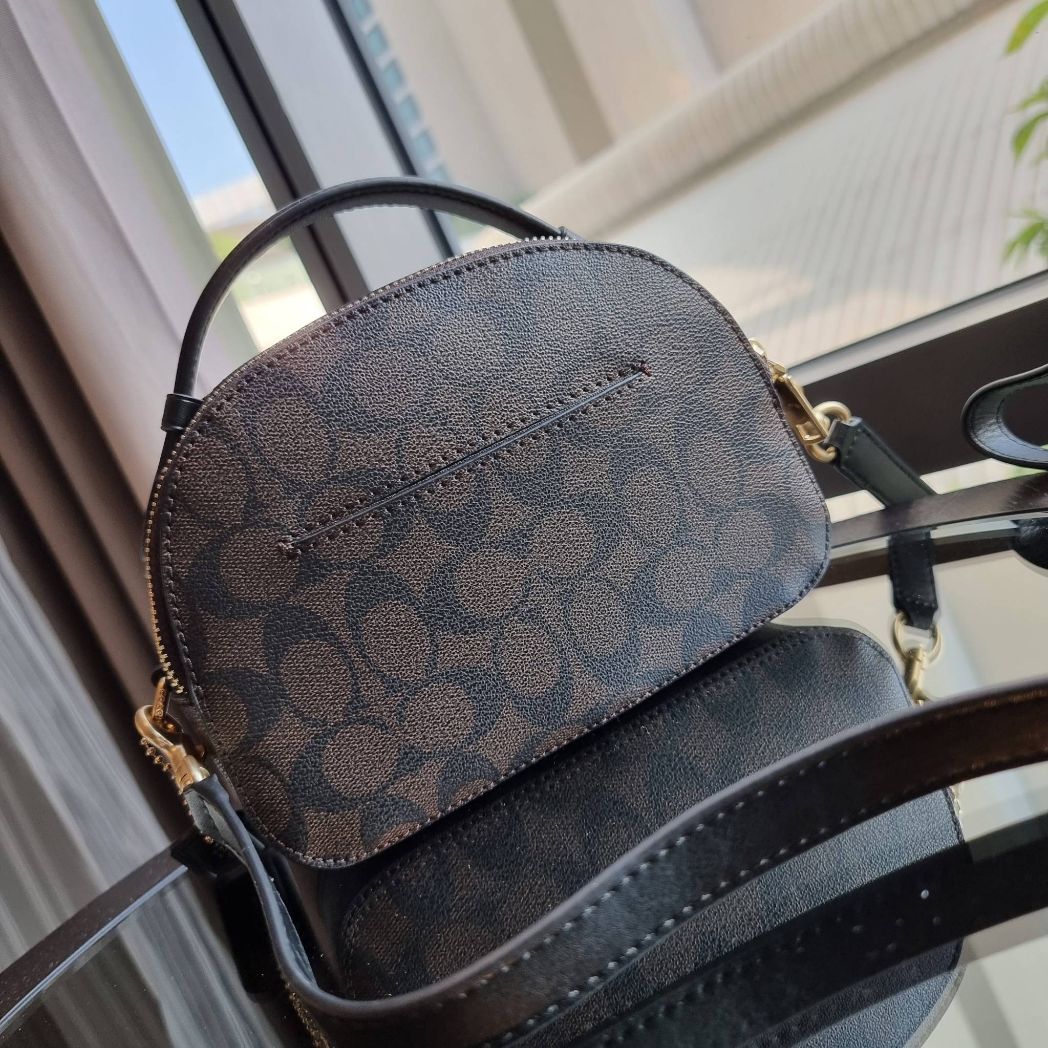 OUTLET 】COACH 1591 SERENA SATCHEL IN SIGNATURE CANVAS กระเป๋าสะพายคอลเลคชั่นยอดฮิต ดีไซน์ลุคผู้ดี ต้องยกให้น้องใบนี้เลย!! จัดสีขายดี สีลุคคุณหนูมาให้ สวยตาแตก!! วัสดุหนังแคนวาส เปิด-ปิดด้วยซิป 2 ช่องหลัก ภายในเป็นช่องโล่ง เก็บของได้แบบสบายๆ ใส่มือถือได้ทุ