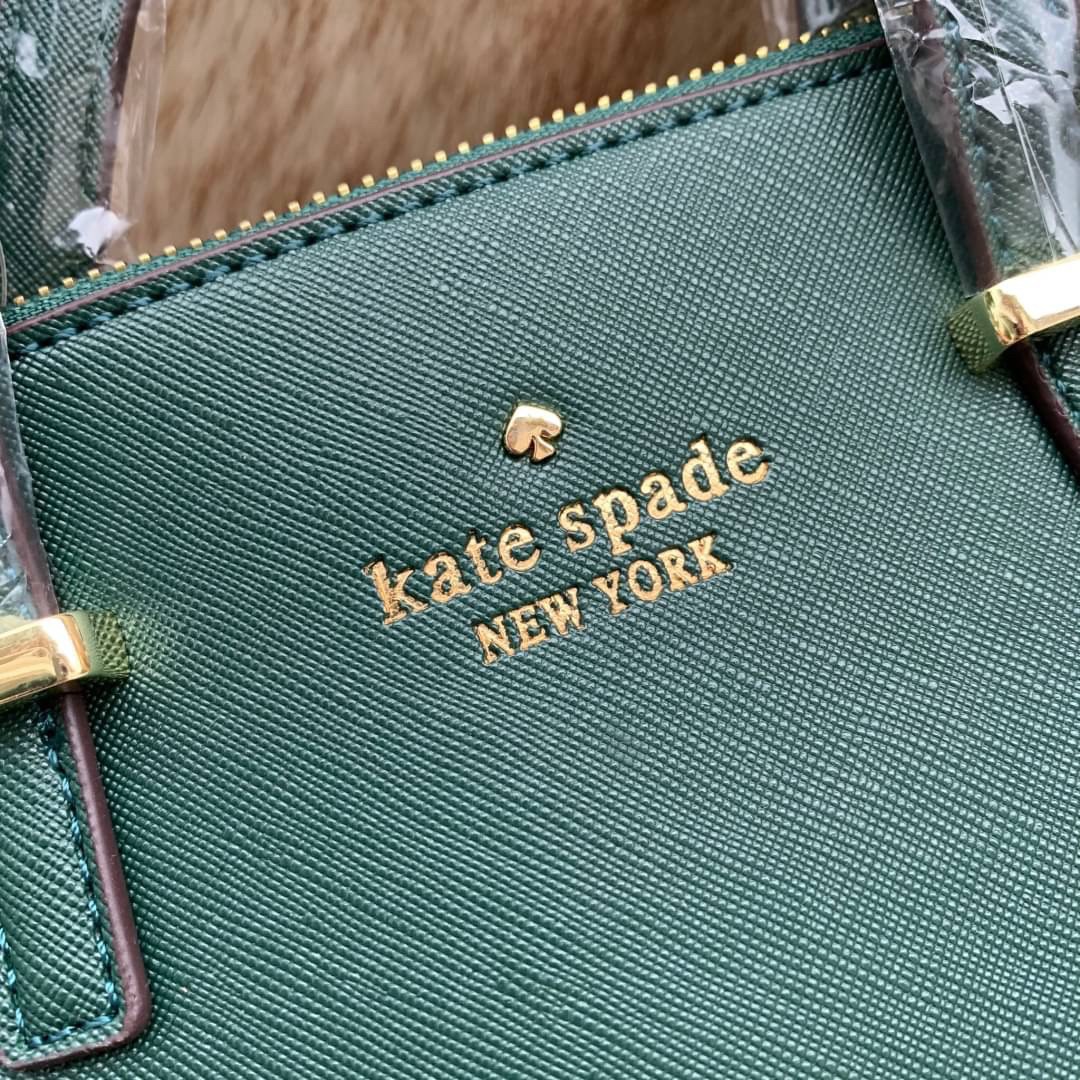ของแท้ 💯% Kate Spade New York Cross Body Bag กระเป๋าถือหรือสะพาย หนัง Saffiano ภายในมีช่องซิปและช่องเล็ก มีหมุดรองฐานกันรอย 4 มุม อะไหล่ทองทั้งใบ ขนาดกำลังดี ใส่กระเป๋าสตางค์ยาวได้ค่ะ