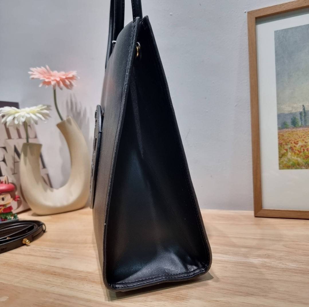 TORY BURCH ECO ELLA TOTE BAG / TORY TOTE BAG พร้อมส่ง 3 สี กระเป๋าสะพายทรงโท้ท ขนาดกำลังสวย จุของได้เต็มที่ รูปทรงคลาสสิคชวนใช้ โดดเด่นด้วย patch โลโก้ คอลเลคชั่นน้องใหม่ ส่งมาให้สาวๆได้ใจฟูอีกหนึ่งไอเท็ม