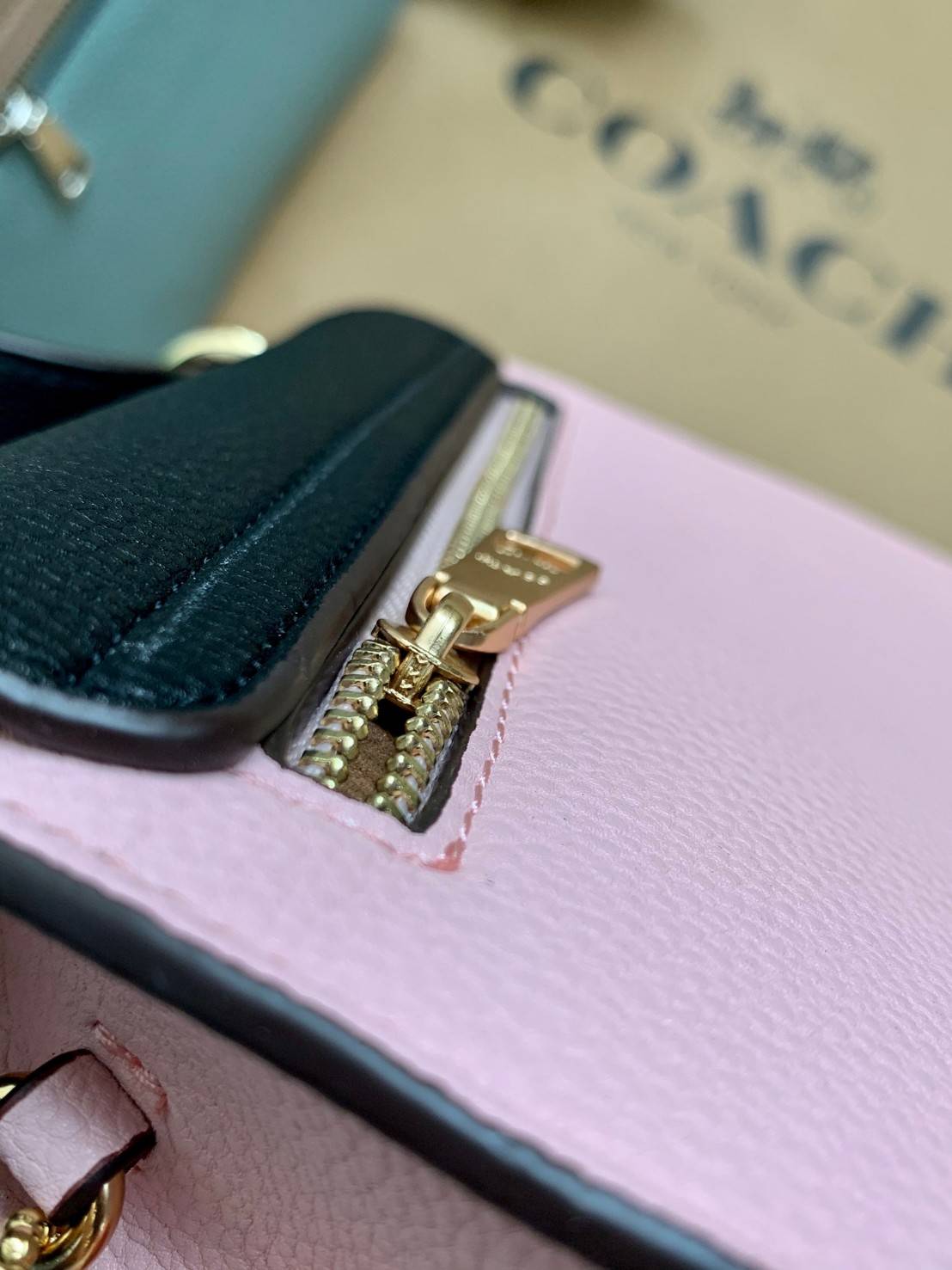 OUTLET 】COACH REMI SADDLE BAG IN COLORBLOCK ((1330)) รุ่นแนะนำ คลาสสิคน่าใช้มากๆ วัยใสๆใช้ดีค่ะ 😘 พร้อมส่งที่ไทยอีกครั้ง! กระเป๋าสะพายข้าง//ครอสบอดี้ร์//หรือทบเป็นสายคู่สะพายไหล่ได้ค่ะ แล้วแต่ชอบเลยค่ะ! วัสดุหนังแท้ ลายหนังสวยมากๆค่ะรุ่นนี้ หลงรัก