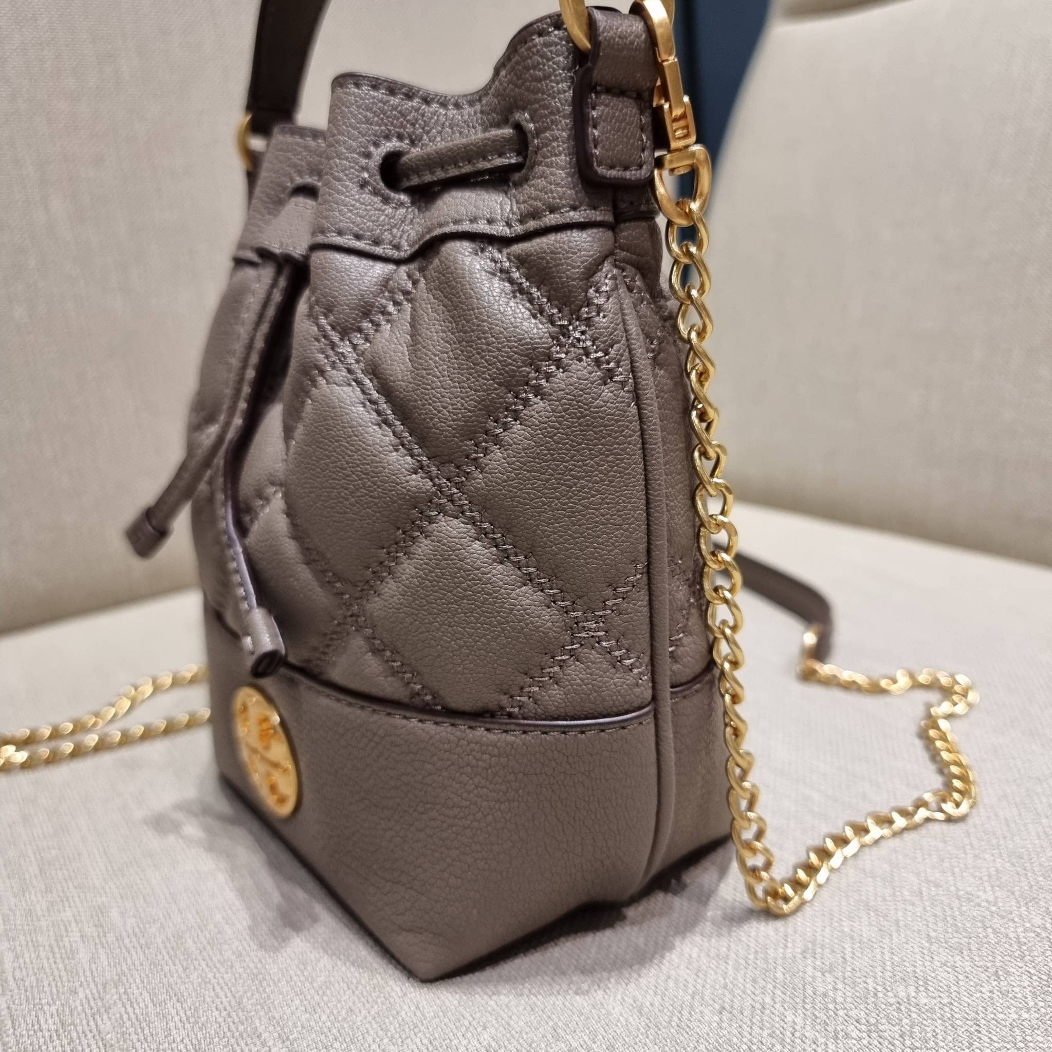 TORY BURCH WILLA MINI BUCKET BAG NEW ARRIVAL สุดปัง กระเป๋าสะพายทรงบัคเก็ต สวยผู้ดี โดดเด่นด้วยโลโก้สีทองดูหรู อัพลุคผู้ดี๊ผู้ดี วัสดุหนังแท้ ดีไซน์บุนวม เส้นคมดีเทลหรู เปิด-ปิดหนังรูดปากกระเป๋า มีหูหิ้วในตัว คล้องแขนเก๋ๆ ภายในเป็นช่องโล่ง มีช่องย่อย ใส่ข