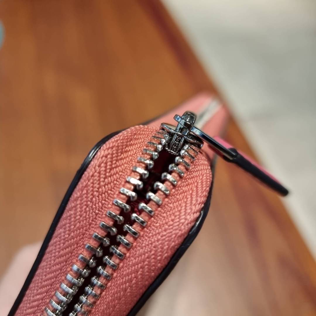 COACH ACCORDION ZIP WALLET IN SIGNATURE CANVAS กระเป๋าสตางค์ใบยาวนี้ที่เหมาะกับการใช้งานทุกรูปแบบ นอกจากเพิ่มความมั่นใจแล้ว ยังทำให้ชีวิตของเราง่ายขึ้นอีกด้วย โดยการเปิดปิดแบบซิปรอบ สามารถใส่ธนบัตร เหรียญ บัตรต่างๆได้หลายใบเลยทีเดียว ขนาดของกระเป๋าสามารถถ