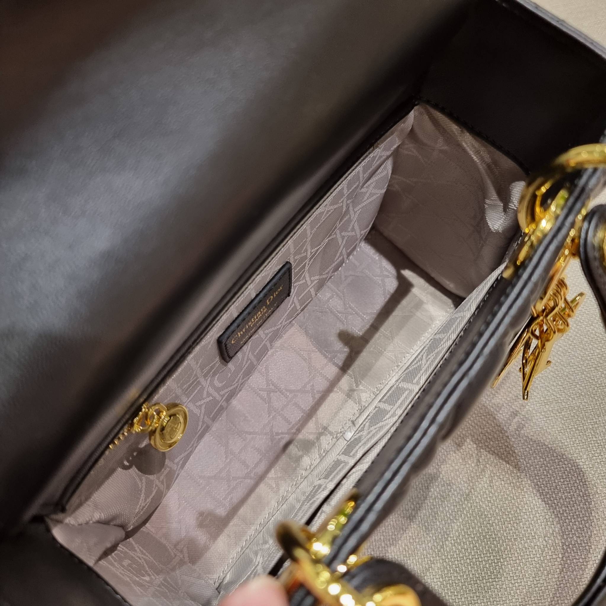 DIOR CD LADY BAG กระเป๋าสะพายข้างพรีเมี่ยมกิ๊ฟสุดฮอต ดีไซน์เรียบง่าย แต่แฝงไปด้วยความหรูหรา ทรงกล่องคลาสสิค โดดเด่นด้วยพวงกุญแจอะไหล่สีทอง วัสดุหนังแท้ มีหูจับในตัวและสายครอสบอดี้สุดเลิศ ที่มาพร้อมอะไหล่ฟอนท์สีทองเรียงร้อยในสายหนัง แต่งเติมดีเทลอัพราคาไปอ