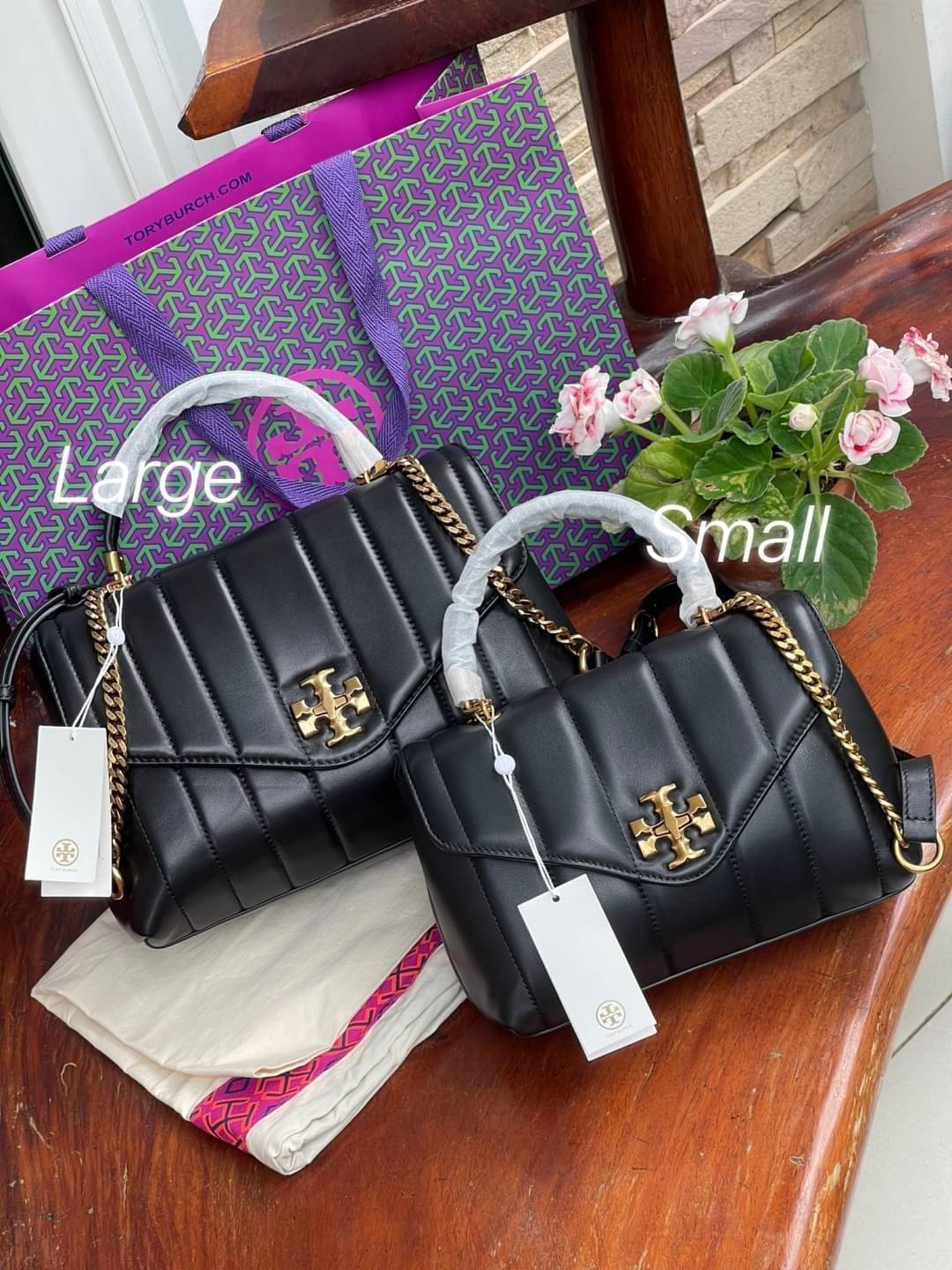 OUTLET 】Tory Burch Kira Top Handle Satchel มี2ขนาด Small/Medium กระเป๋าทรงใหม่ล่าสุดจากรุ่นคิร่า (Kira) มาในเทคนิคตัดเย็บควิลท์แนวขนาน ใช้วัสดุหนังเงานุ่ม สะท้อนแรงบันดาลใจแบบนิวยอร์กจากเบาะหนังในรถคลาสสิค Hardwareสีทองสวยหรู และจุดเด่นอีกรุ่นคิร่าคือความ