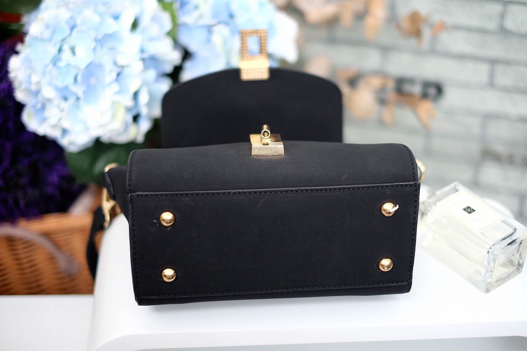 ทรงขายดี มาใหม่สวยหรูมากคะ 🌼 กระเป๋าถือ / สะพายจาก แบรนด์ KEEP รุ่น Amelia หนังกลับอย่างดี สวยคลาสสิคมากคะ #จุดเด่นใบนี้ - ขนาดกำลังดี ใส่มือถือ // กระเป๋าตังยาวได้คะ - ตัวล็อคด้านหน้าสวยหรู ปากกระเป๋ามีซิปปิดอีกที - ภายในมีผ้าซับในอย่างดี มีช่องใส