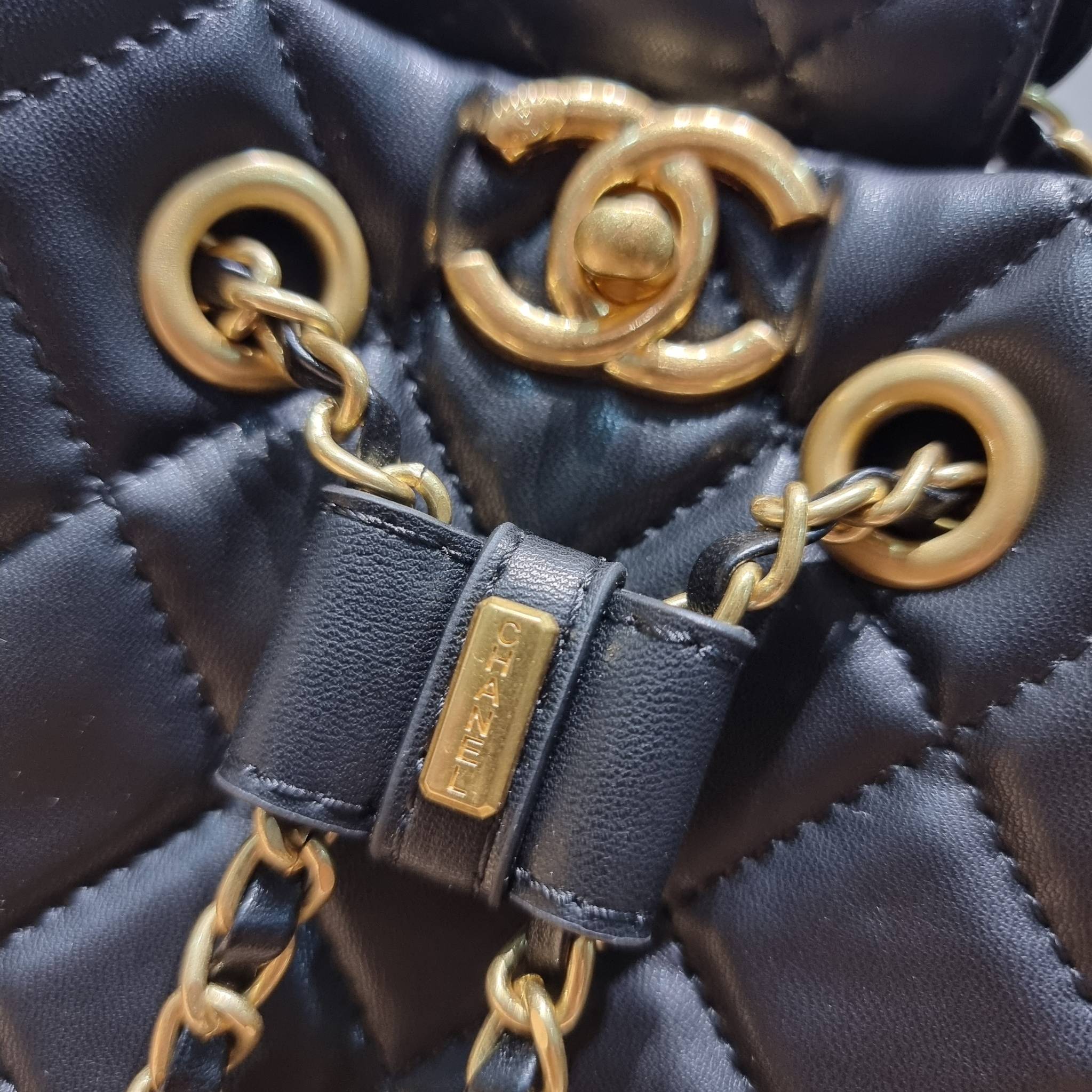 Chanel small backpack กระเป๋าสะพายหลังใบเล็ก โลหะสีทอง ดีไซน์ 2023 น้องน่ารักตะโกนม้าก!! กับกระเป๋าทรงเป้ ขนาดน่ารักน่าใช้ ดีเทลดีงาม มีใบลูกติดในตัวกระเป๋า สะดวกใช้สุดๆ