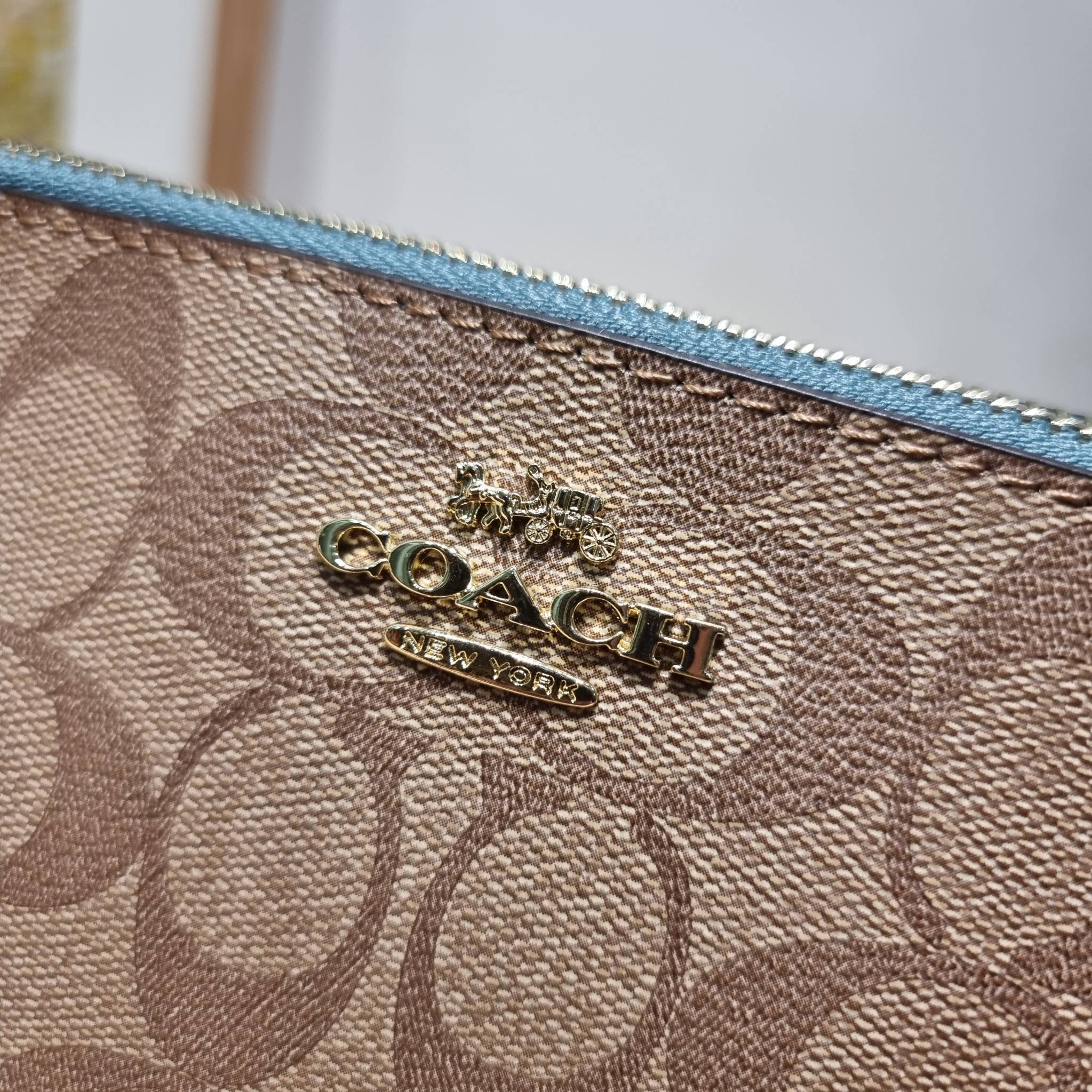COACH TOP HANDLE POUCH F58321 พร้อมส่ง 9 สี กระเป๋าทรงพอช ยอดฮิต ยกขึ้นแท่น ด้วยดีไซน์ที่ออกมาให้ใช้งานได้ง่าย ขนาดกำลังเหมาะ