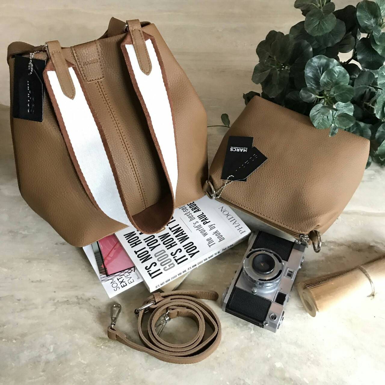 MARCS 2WAYS SHOULDER BAG 2018 New arrival กระเป๋าถือหรือสะพาย 2 in 1 รุ่นใหม่ล่าสุด ดีไซน์สไตล์ Hermes สุดคลาสสิค ซื้อ 1 ได้ถึง 2 ใบ ทั้งใบใหญ่ & ใบเล็กเข้าชุดกัน พร้อมสายสะพาย 2 แบบ 2 สไตล์สลับใช้ได้ไม่จำเจ วัสดุหนังแกะสังเคราะห์นิ่มสวย ขนาดกำลังดี ใบใหญ