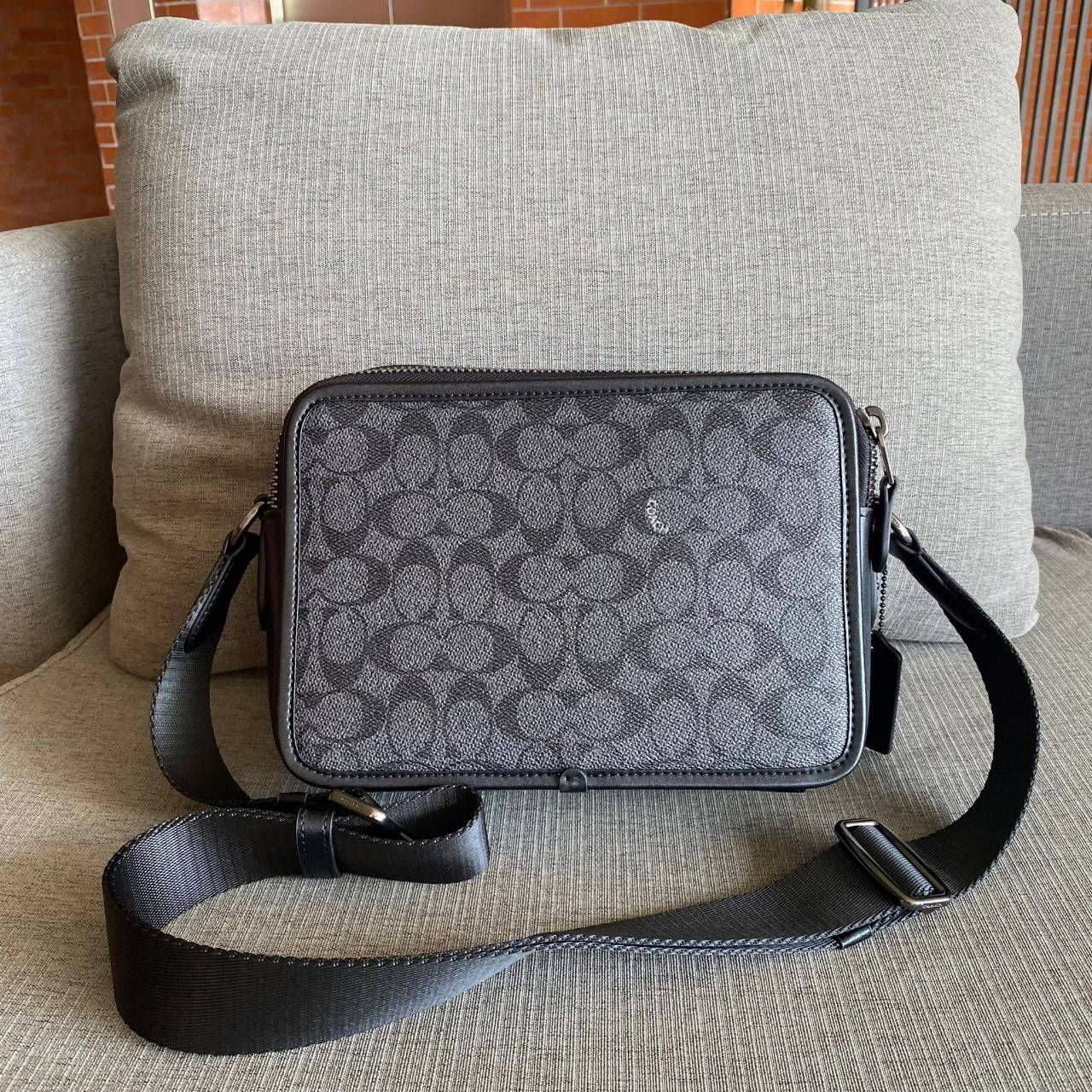 CHARTER CROSSBODY 24 IN SIGNATURE CANVAS (COACH C5341) 😎😎 กระเป๋าสะพายข้าง ไอเท็มยอดฮิตทรงหล่อ เรียบหรู ดูดี เป็นรุ่นที่หนุ่มตามหากันเยอะมาก วัสดุหนังแคนวาสสลับหนังแท้ เปิด-ปิดด้วยซิป 2 ช่อง มีช่องแยกใส่ของเป็นสัดส่วน สะพายไปเที่ยวหรือทำงา