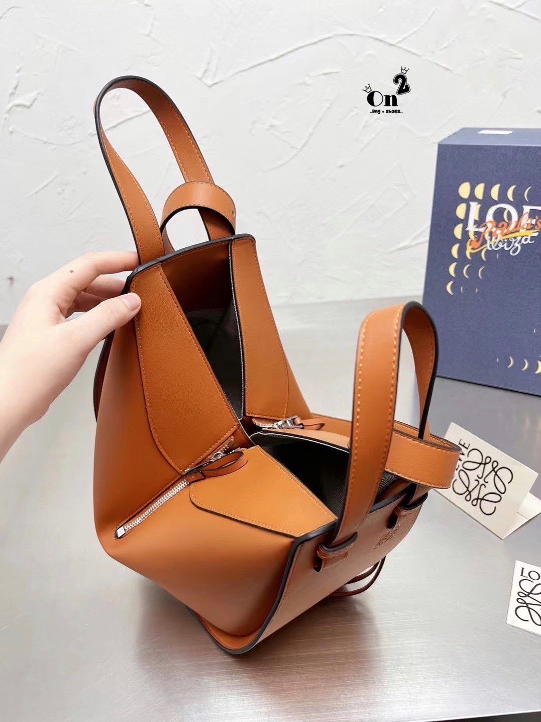 Loewe Hammock Bag / Loewe Small Hammock Leather Bag กระเป๋าถือหรือสะพาย รุ่น Rare items สุดๆ หนังสวยดีไซน์มีเอกลักษณ์ ใบขนาดกำลังดี น้ำหนักเบา สามารถปรับได้หลายทรง ด้านข้างมีซิปปรับขยายได้ ภายในโล่งกว้าง ใส่กระเป๋าสตางค์ กล้อง มือถือ ของใช้ได้เยอะ หูหิ้วห