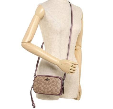 COACH CROSSBODY CLUTCH IN SIGNATURE BAG 💋รุ่นฮิต+สีหายากค่ะ!! กระเป๋าสะพาย+คล้องมือได้ วัสดุหนังแท้ผสมpvcค่ะ มีช่องซิปคู่ ภายในช่องใส่มือถือได้ทุกรุ่น;กระเป๋าเงินใบสั้นได้ ใส่ของจำเป็นสาวๆได้ครบค่ะ มีช่องเสียบบัตร2ช่อง และช่องโล่งให้ใส่ของจุกจิกค่