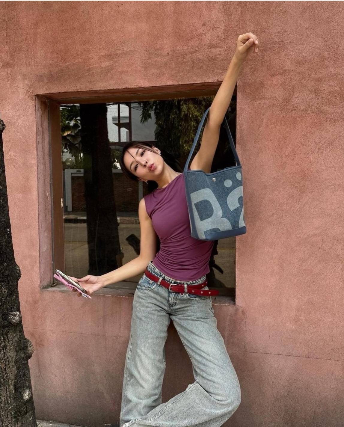 Rally movement the bag denim เป็นไอเท็มที่ฮอตสุดๆแห่งปีจริงๆ กับกระเป๋าทรงบัคเก็ต ที่ดีไซน์ออกมาคลาสสิคและใช้งานง่ายจริงๆ