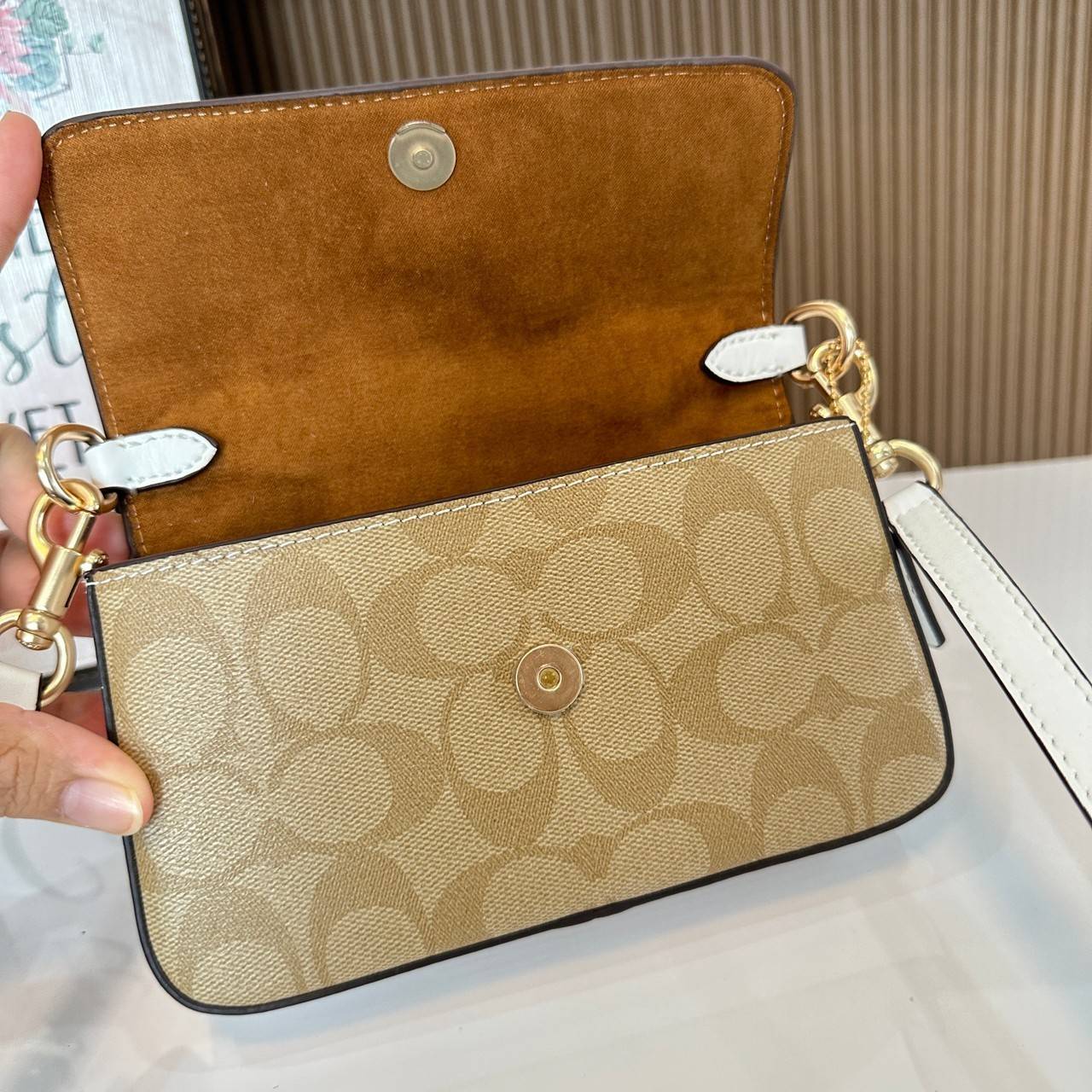 Coach Mini Josie Top Handle Crossbody In Blocked Signature Canvas (cc340) ใหม่ล่าสุด กระเป๋าสะพายหรือถือใบเล็กกระทัดรัด วัสดุหนังตัดขอบหนังแท้ ภายในช่องโล่งกว้างสามารถใส่โทรศัพท์ iPhonePro max ได้ มีช่องใส่บัตรเครดิต 2 ช่อง เปิดปิดด้วนกระดุมแป๊ก ซับในผ้า 