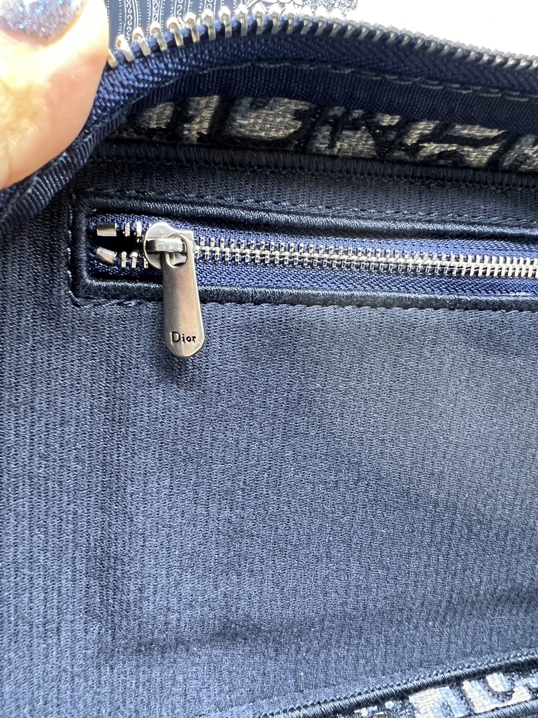 22cm Medium DiorTravel Vanity Case กระเป๋าใส่เครื่องสำอางใบกลาง จุของได้เยอะ มาพร้อมกับลวดลาย Oblique ปักอย่างประณีตและประดับด้วยสัญลักษณ์ Christian Dior Paris มาพร้อมสายสะพายและหูจับในตัว