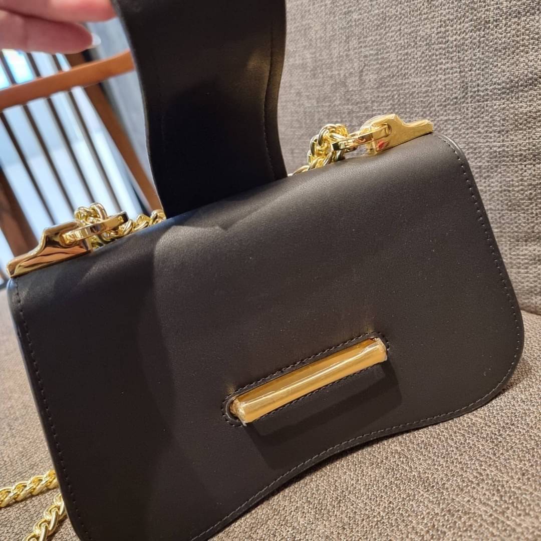 PRADA FRAGRANCE SHOULDER BAG WITH GWP ไอเท็มสุดโปรดที่ควรค่าแก่การครอบครองและเก็บสะสม กระเป๋าสะพายไหล่ สวยคม สีดำคลาสสิคตัดกับอะไหล่ทองเป็นอย่างดี วัสดุหนังแท้เต็มใบ เปิดปิดด้วยแถบหนังสอดในช่อง ใช้งานสะดวก พกพาง่าย ขนาดกำลังสวย สายสะพายในตัว สะพายได้หลากห