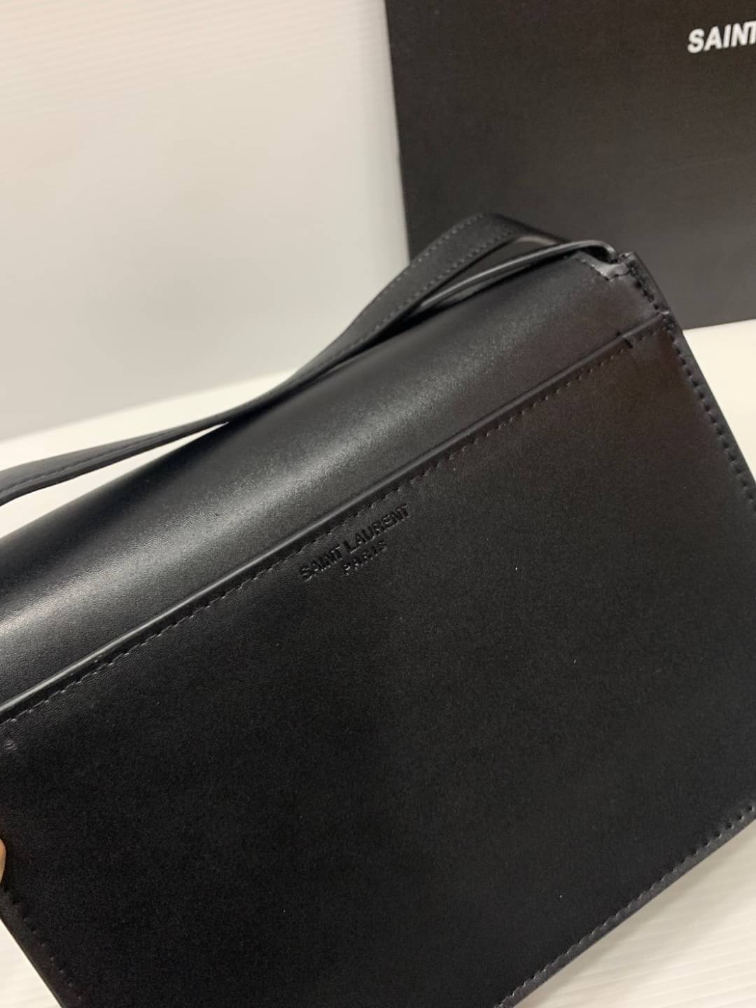 YSL Niki BESACE Brick Leather Bag กระเป๋าสะพายไหล่หูจับในตัว หรูหราขั้นสุด เสิร์ฟมาให้สวยทันใช้ปีใหม่แน่นอนค่า ใบจริงดูแพงเกินคุ้ม ดีไซน์เรียบแต่โดดเด่นด้วยความเป็นเอกลักษณ์ ภายในโล่งกว้าง สะพายได้สวยๆปังๆก่อนใคร ของใหม่แบบนี้รีบตำเลยน้า