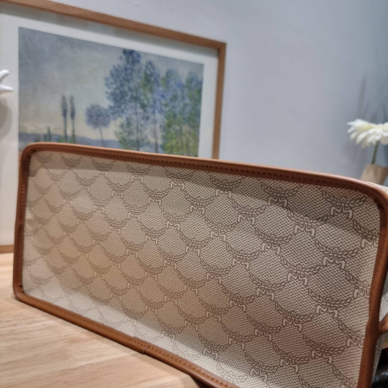 M.C.M MEDIUM HIMMEL SHOPPER IN LAURETOS กระเป๋าทรงโท้ทช้อปปิ้ง เรียบหรู คอลใหม่ พร้อมสีใหม่ ดีไซน์ละมุน น่าใช้มากๆ ก พิเศษสุดกับพวงหนังพร้อมห่วงกุญแจทึ่สามารถห้อยพวงกุญแจน่ารักๆได้