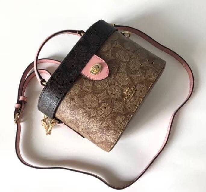 COACH KAY CROSSBODY IN SIGNATURE ((78277)) กลับมาอีกครั้ง! กระเป๋าหิ้ว//สะพายแบบครอสบอดี้ร์ หนังแท้นิ่มสวย เปิดปิดกระเป๋าแบบหมุนล็อค ภายในโล่งสามารถใส่กระเป๋าเงินใบกลางได้;มือถือได้ทุกรุ่น; มีช่องเล็กให้ใส่ของจุกจิก;ซัปในบุผ้าอย่างดีเลยค่ะ มาพร้อมสายสะพาย