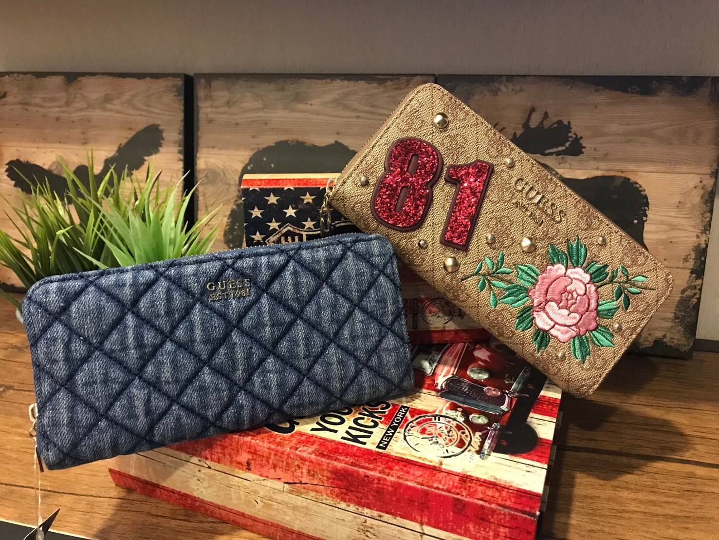 Guess’woman Flower Long Wallet กระเป๋าสตางค์แบบซิปรอบ ลายsignatureรอบใบ แต่งหมุดและลายปักดอกไม้ลงบนตัวกระเป๋าดูมีดีเทล เปิดปิดด้วยซิปเดียว ภายในมีช่องเสียบการ์ด ใส่ธนบัตรและช่องซิปใส่เหรียญ สามารถใส่ไอโฟนพลัสได้ ถือเป็นคลัชท์ก็เก๋เลยคร้า!!