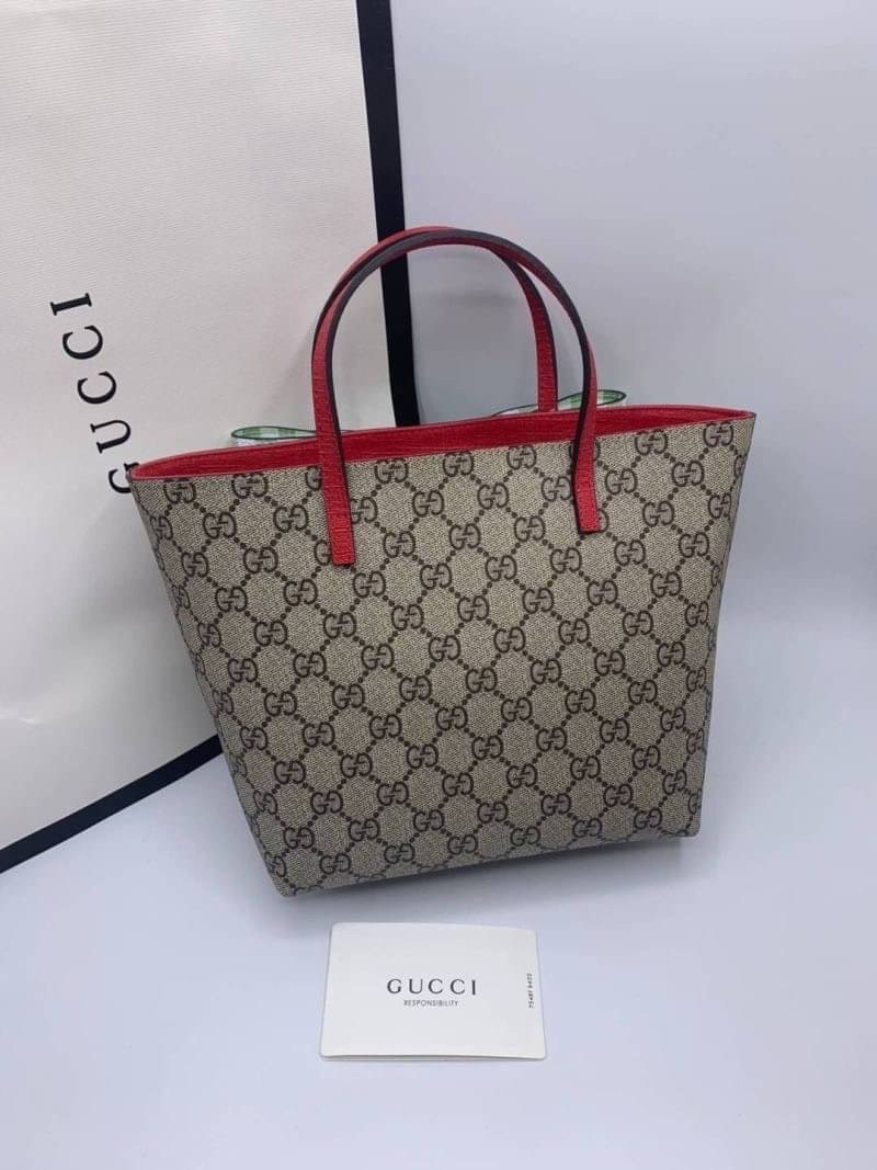 รวมแบบ GUCCI Children's tote bag / Gucci kid tote / Gucci bag พร้อมส่งสต๊อกแน่น กับกระเป๋าโท้ทคิดท์ ไซส์น่ารักน่าใช้ ฮอตไม่หยุด เด็ดทุกดีไซน์ มีลายเข้าใหม่มากกว่าในรูปนะคะ **สินค้าเกรดออริจินอล 1:1 สลับแท้ งานสวยตามรูป ภาพถ่ายจากงานขายจริง ใช้งานต่าง