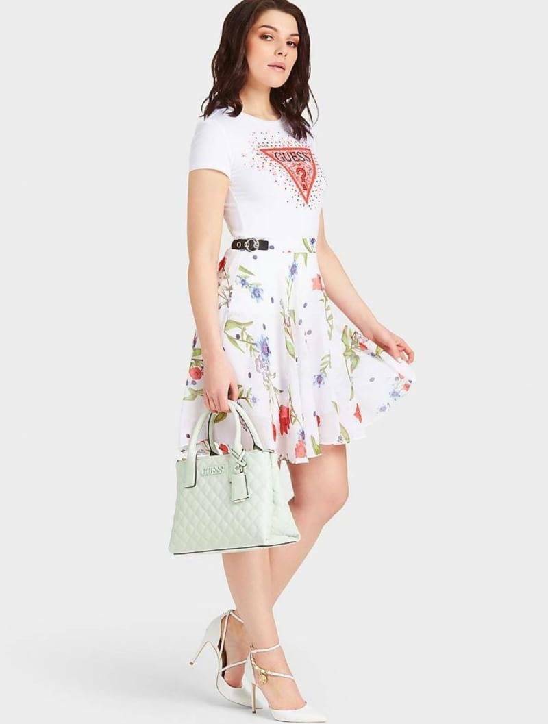 Guess Elliana Quilted-Look Handbag กระเป๋าสะพายรุ่นใหม่ล่าสุดจาก Guess วัสดุหนังนิ่มเรียบ แต่งลายตารางสวยดูมีดีเทล ขนาดกำลังดี น้ำหนักเบา ด้านหน้าประดับโลโก้แบรนด์แบบนูน มีช่องใส่ของหลายช่อง เปิดปิดด้วยกระดุมแม่เหล็กและช่องซิป ภายกว้างมีช่องใส่ของแยกเป็นส