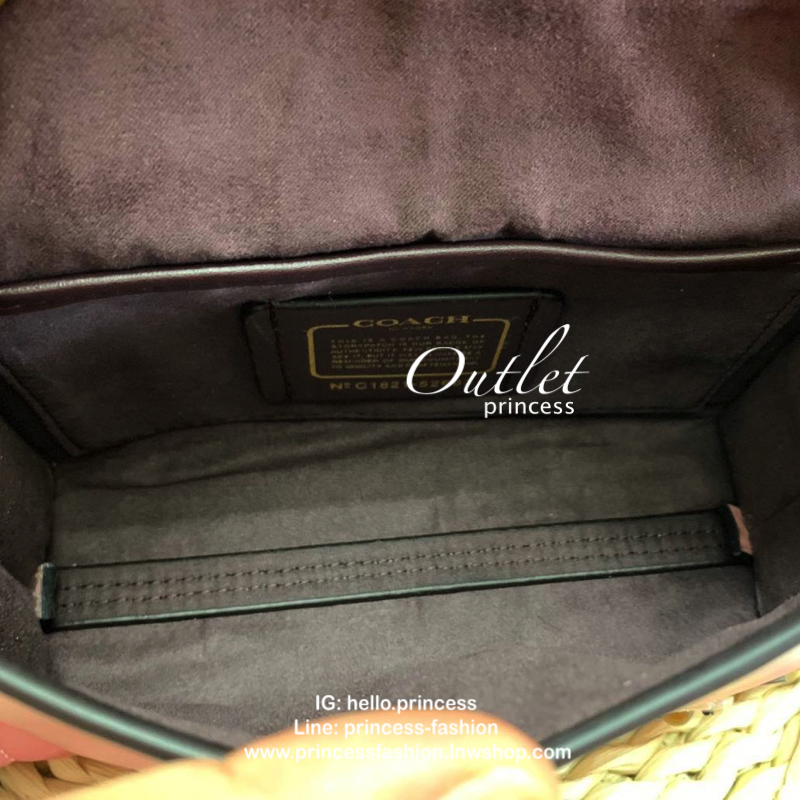 COACH PARKER MINI CROSSBODY BAG กระเป๋าสะพายจาก coach factory outlet วัสดุ pvc หนังนิ่ม ด้านหน้าแต่งอะไหล่สวย น่ารักค่ะ เปิดปิดกระเป๋าแบบหมุนล็อค ภายในสามารถใส่มือถือได้ทุกรุ่น;กระเป๋าสตางค์ใบสั้นได้ มีช่องเล็กใส่ของจุกจิกค่ะ ซัปในผ้ากึ่งกำมะหยี่นุ่มมือที