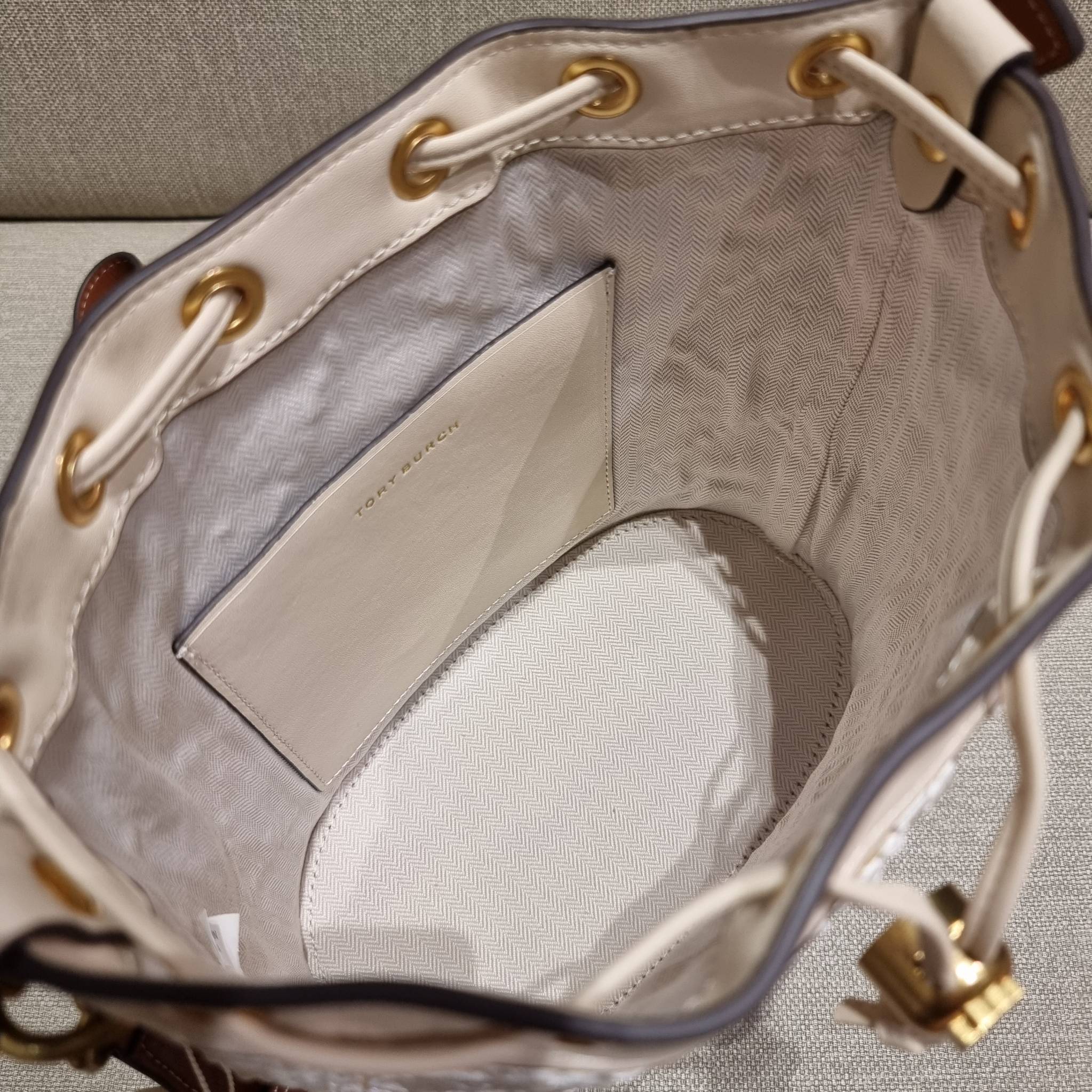 TORY BURCH T MONOGRAM STRAW BUCKET BAG ใหม่ก่อนใคร พร้อมเสิร์ฟความสวยให้ถึงบ้านแล้วน้า กระเป๋าบัคเก็ตทรงยอดนิยม ดีไซน์ใหม่ล่าสุด ยูนีคไม่เหมือนใคร ลายสานเต็มใบ พร้อมปักโลโก้เอกลักษณ์ โดดเด่น งานฝีมือมากๆ สลับส่วนของหนังที่ขอบและก้นกระเป๋า ภายในเป็นช่องโล่