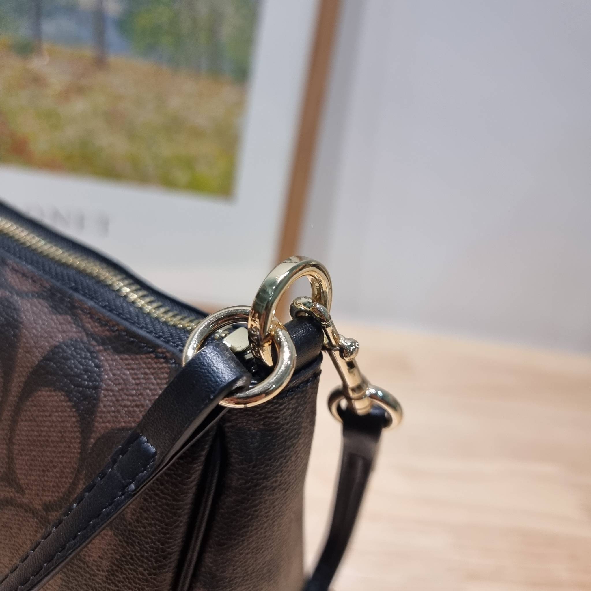 COACH TOP HANDLE POUCH F58321 พร้อมส่ง 9 สี กระเป๋าทรงพอช ยอดฮิต ยกขึ้นแท่น ด้วยดีไซน์ที่ออกมาให้ใช้งานได้ง่าย ขนาดกำลังเหมาะ