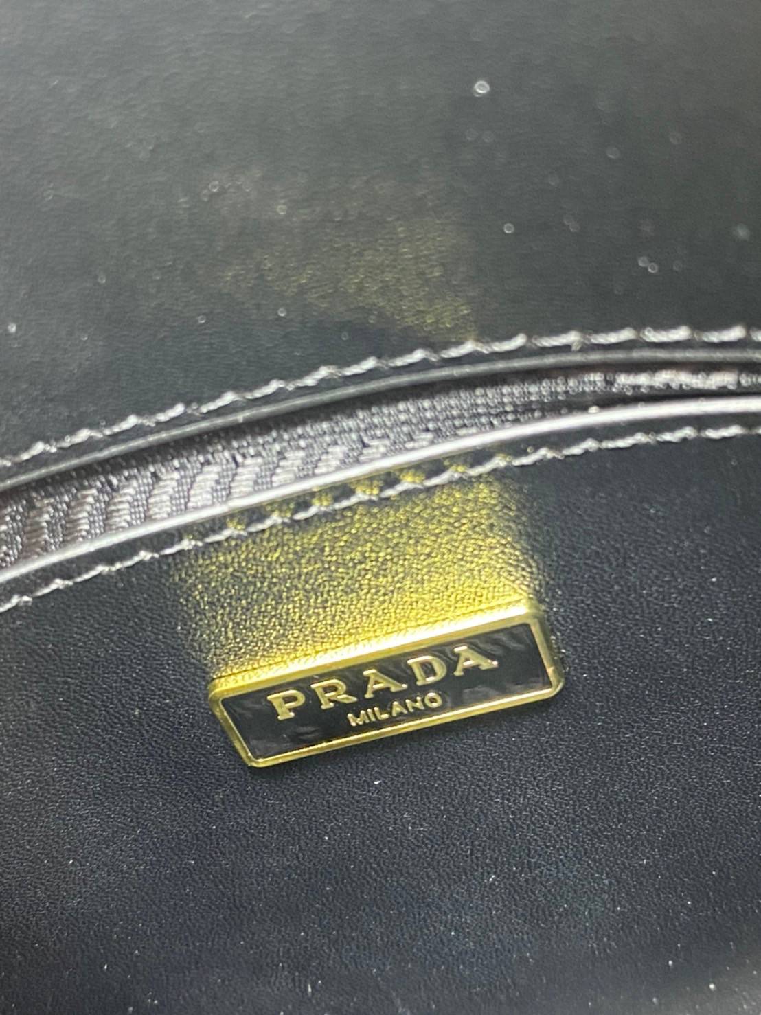 PRADA Symbole jacquard fabric micro bag / Prada triangle ไซส์มินิ แบบใหม่ล่าสุดจากแบรนด์ดัง จัดให้แบบเลิศๆ กับกระเป๋าทรงโท้ท สวยเอกลักษณ์ ภายในโล่งกว้างมาก ใส่ของแบบแน่นๆ จุๆไปได้เลย หมดห่วง!! และยังมีสายครอสบอดี้มาให้ จะสะพายชิคๆคูลๆ จะถือแบบปังๆ ก็เอาอย