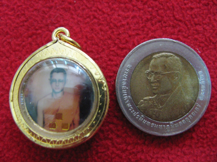 สินค้าหมดค่ะ ล็อกเก็ตเสด็จพ่อร.5และร.9 ปิดทองพิมพ์เล็กเลี่ยมทองไมครอนค่ะ