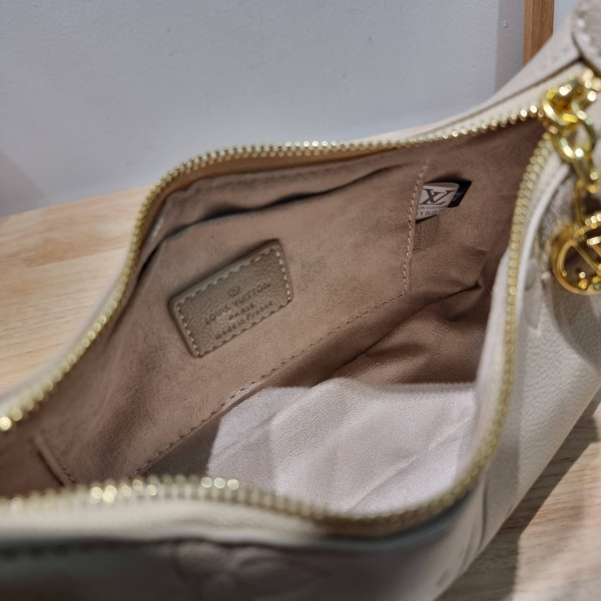 LV Mini Moon Monogram Empreinte Leather ใหม่ล่าสุด สวยสับ สวยตัวแม่ ไอเท็มเก๋ๆ ใบเดียวก็เลิศ กับกระเป๋าสะพายทรงพอช ขนาดกำลังน่ารัก พกพาง่าย รูดใช้งานสะดวกด้วยซิป ภายในเป็นช่องโล่ง มีช่องซิป ส่วนสายสะพายปรับสั้นยาวได้ตามเหมาะสม ดูดี ดูแพงทุกสี