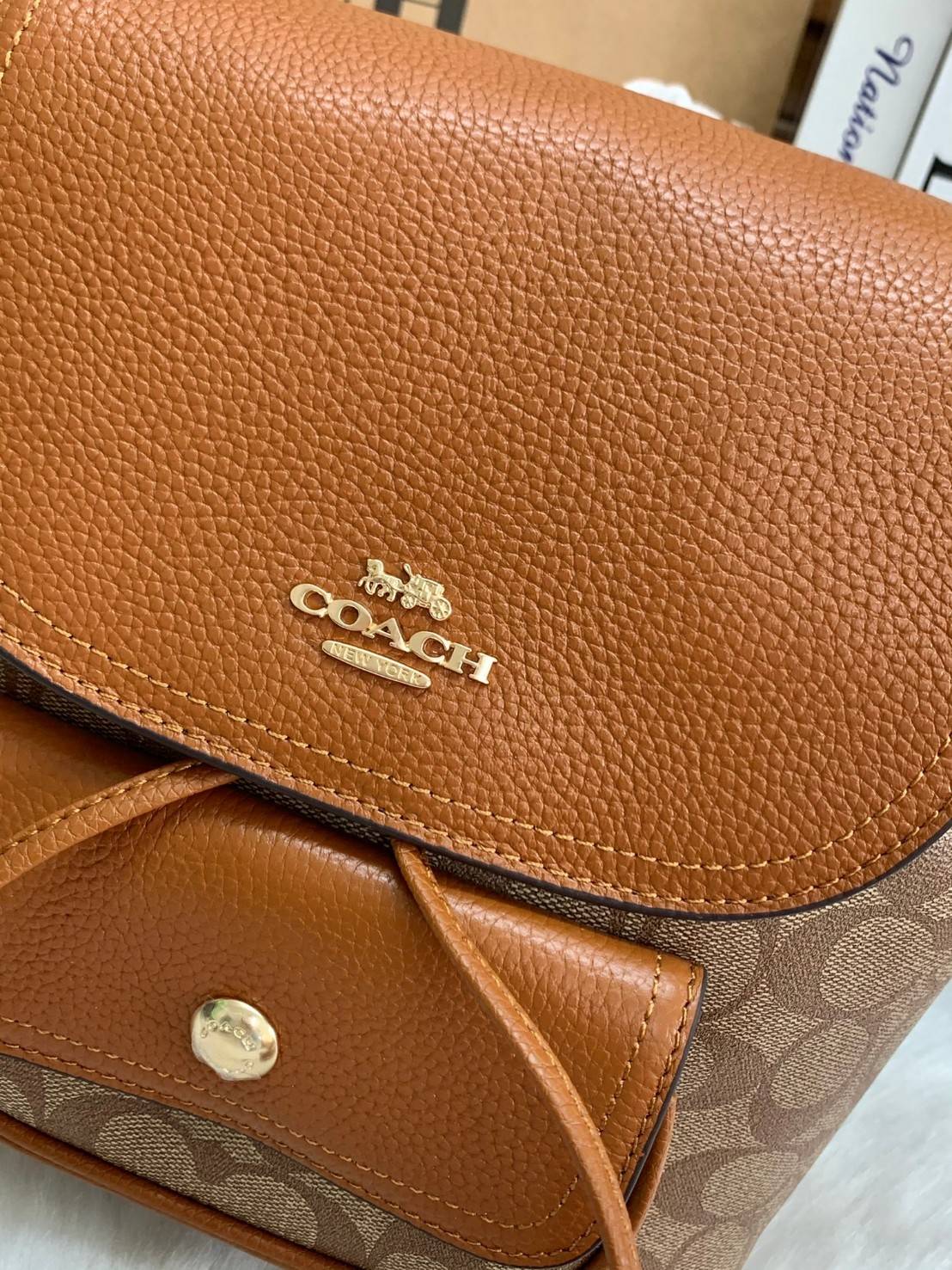 COACH PENNIE BACKPACK 22 ((C4122)) พร้อมส่งที่ไทย ห้ามพลาดค่าา! กระเป๋าสะพายหลังแบบมีหูกิ้ว วัสดุเดนิมอย่างดีนิ่ม+หนังแท้ ได้สวยงามลงตัว นำ้หนักเบา ทรงสวยน่ารักมากๆค่ะ ด้านหน้ามีช่องกระเป๋าเล็กใส่ของจุกจิก ปากกระเป๋าแบบหูรูด ภายในกระเป๋าโล่ง กว้าง สามารถใ