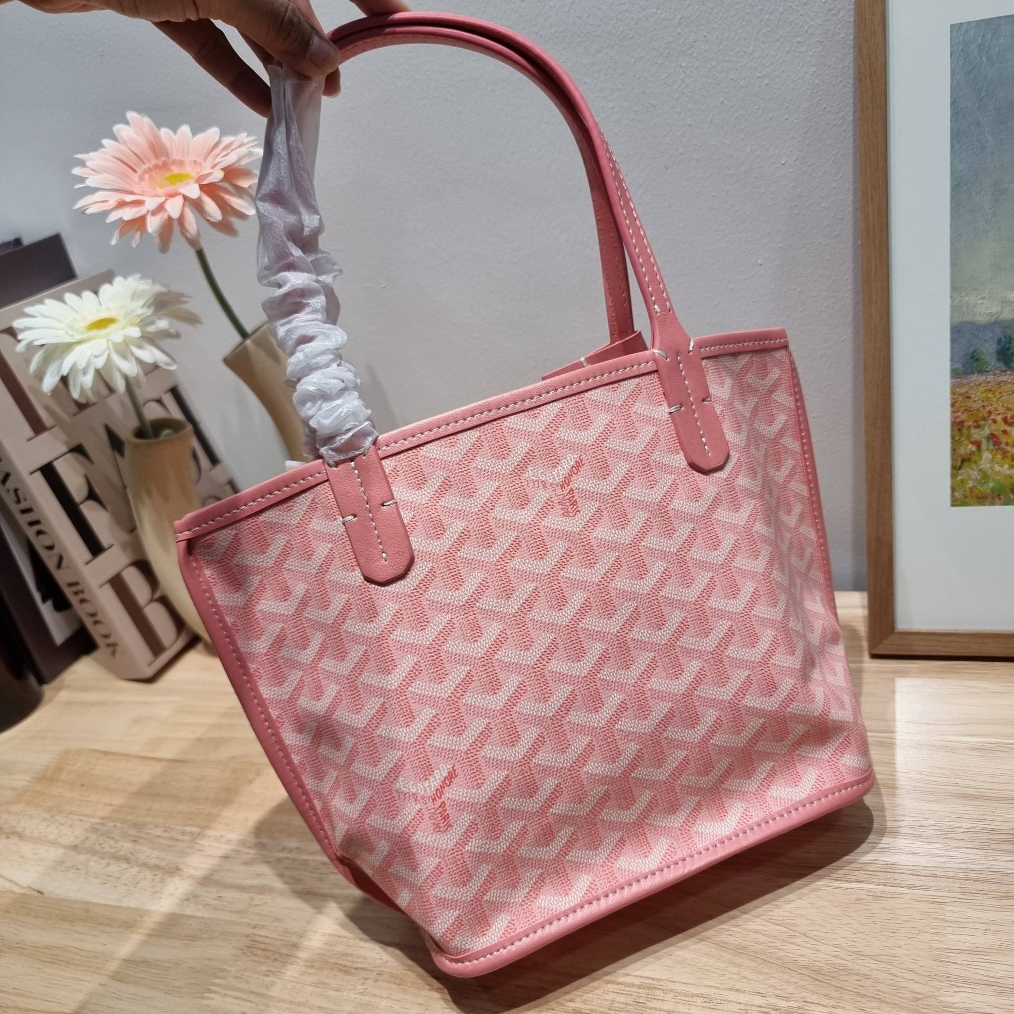 GOYARD MINI ANJOU REVERSIBLE TOTE ฮอตไอเท็ม กับกระเป๋าสะพายทรงโท้ท ไซส์มินิ กะทัดรัดมาก มาครบสีขายดี เลิศทุกสี รูปทรงคลาสสิค ดีไซน์เป็นเอกลักษณ์ ใช้งานได้หลากหลาย สามารถกลับด้านใช้ได้แบบไม่มีเบื่อ