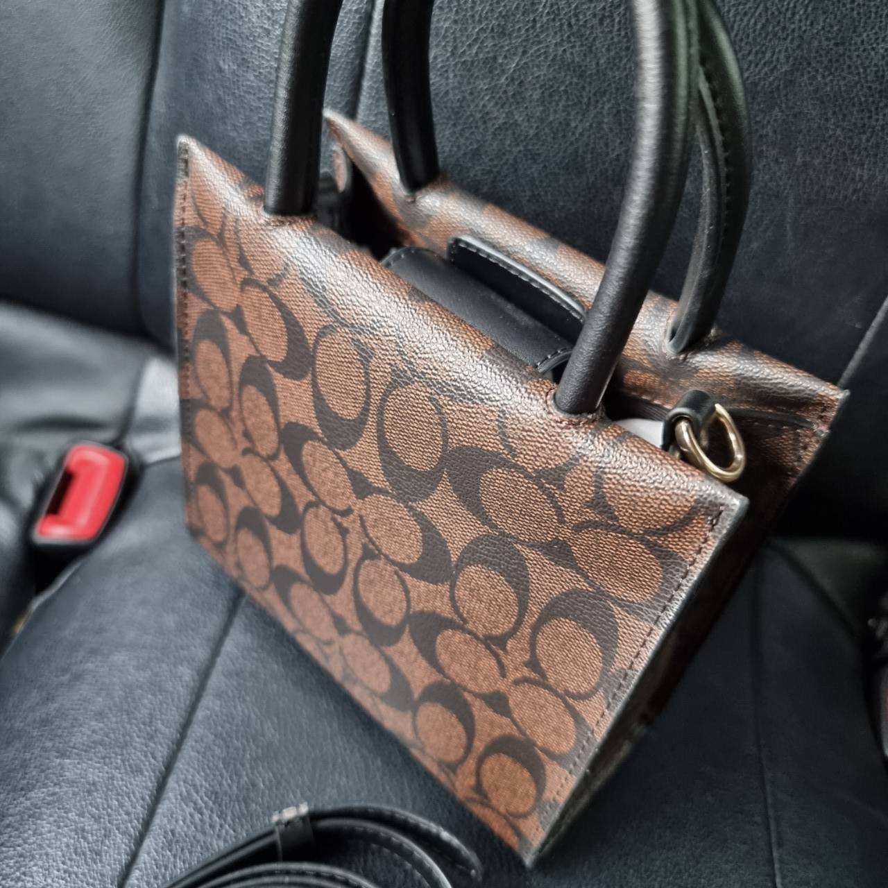 COACH MINI CALLY CROSSBODY IN SIGNATURE ((3599, 2184, 5693, 2134, 2183)) พร้อมส่งที่ไทยทันที! กระเป๋าสะพายครอสบอดี้ร์ กระเป๋าครอสบอดี้โท้ทมินิไซส์ รุ่นใหม่สุดฮอต!! ใบจริงคือน่ารักม้ากกกก!! สวยอยู่ทรง น่ารักน่าใช้ ทรงTote ปากกระเป๋าเปิดปิดแบบแม่เหล็ก ภายใน