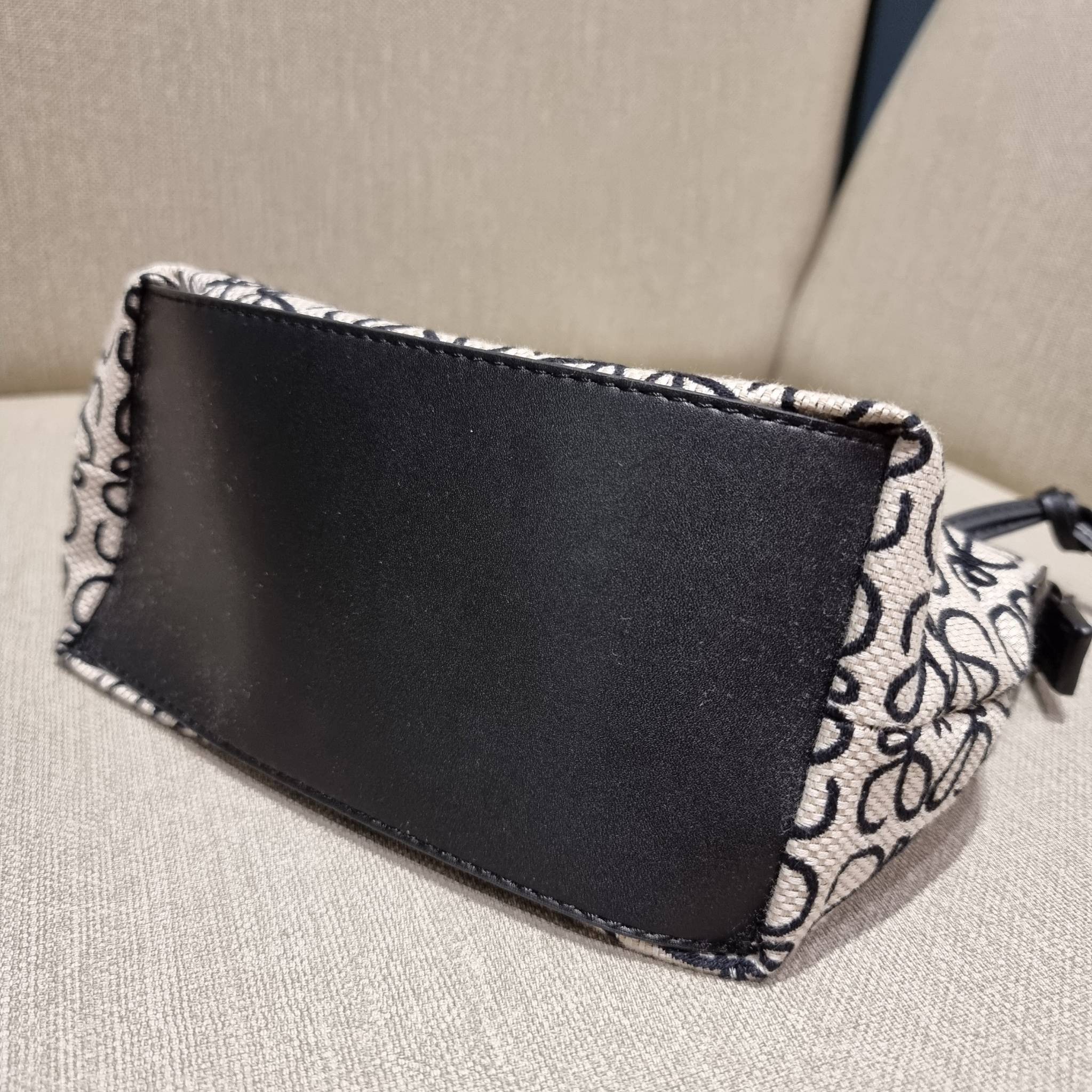 LOEWE SMALL CUBI BAG คอลเลคชั่นยอดฮิต กับสีใหม่ล่าสุด กระเป๋าทรงพอช ใบกำลังสวย ดีไซน์ดีเทลน่ารัก ด้วยลวดลายปักบนผืนผ้าคอตตอน มาพร้อมสายสะพายในตัว ที่ปรับความยาวได้อีกเล็กน้อย คล้องไหล่ คล้องแขนได้แบบสบายๆ เปิด-ปิดด้วยซิป ภายในเป็นช่องโล่ง มีช่องแบ่งอีกช่อ