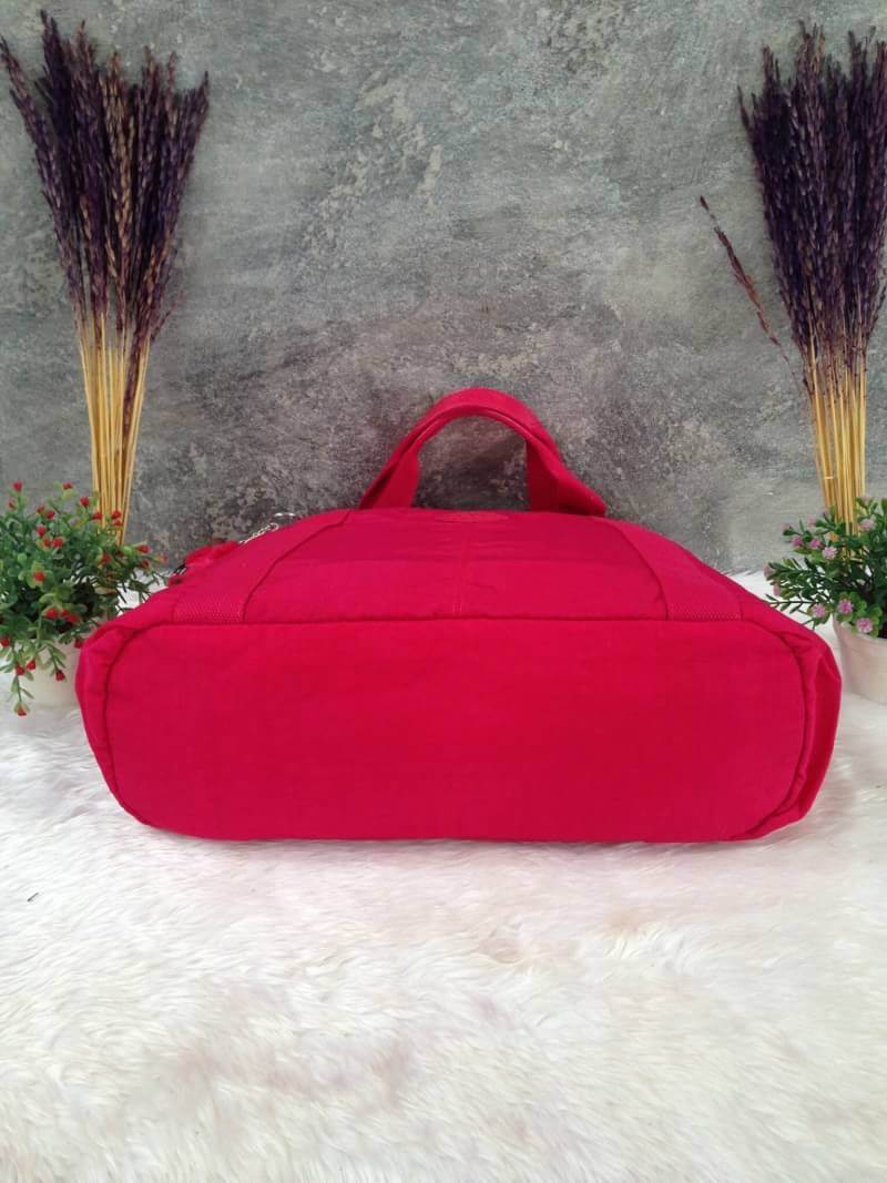 Kipling รุ่น Cicele กระเป๋าสะพายไหล่ใบใหญ่ สวยน่ารัก ตัวกระเป๋าด้านในเป็นช่องโล่งแบบปิดเปิดด้วยซิป มีช่องซิปด้านใน ด้านข้างกระเป๋า มี 2 ช่อง ปิดเปิด ด้วยเทป พร้อมที่ใส่โทรศัพท์ ปากกา และ MP 3 ในส่วนด้านใน และ ด้านข้างกระเป๋า ซ้าย-ขวา เป็นช่องขนาดเล็กสำหรั