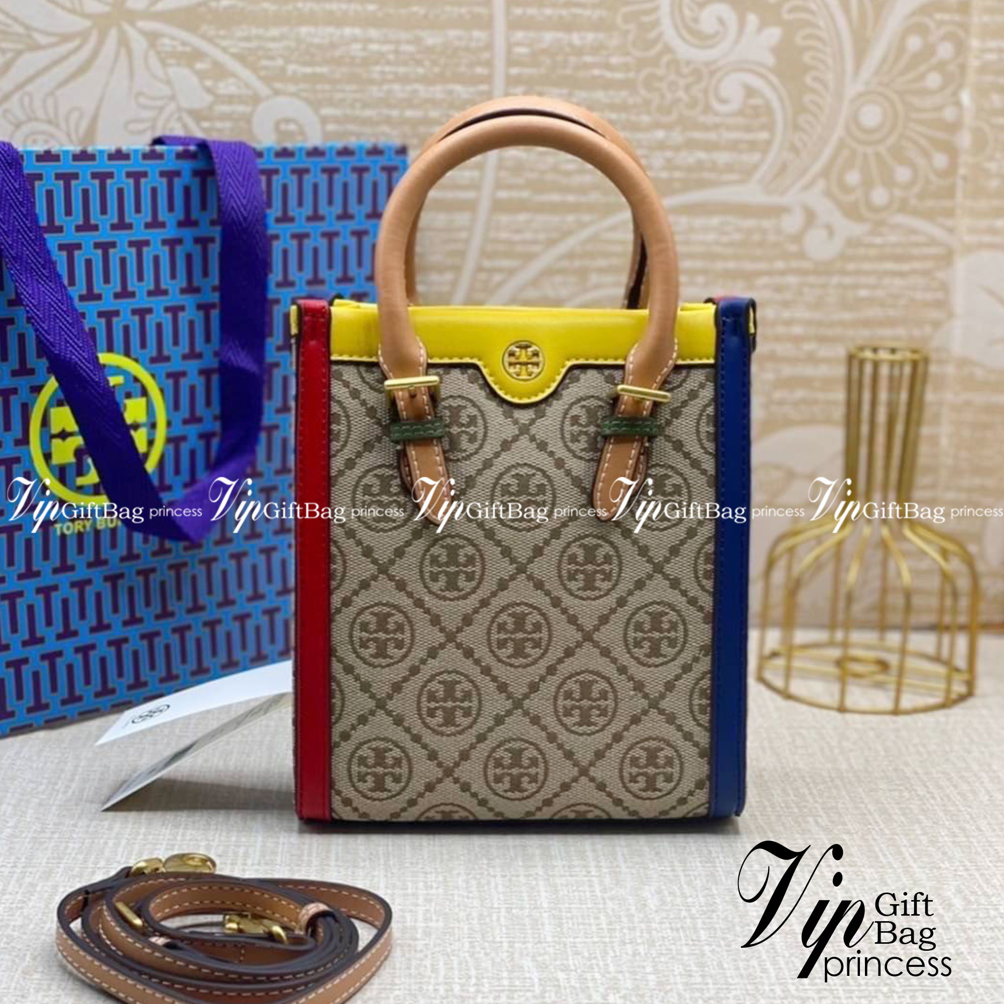 TORY BURCH T MONOGRAM COLORBlOCK JACQUARD MINI TOTE คอลเลคชั่นใหม่ล่าสุด ครอบครองก่อนใคร ไอเท็มยุคนี้รุ่นที่ควรมีติดตู้คะสาวๆ วัสดุ jacquard สลับหนังแท้ หูจับ มาพร้อมสายสะพายข้างหนังแท้ ปรับระดับได้ สายสามารถถอดออกได้ ภายในเป็นช่องโล่ง ใส่มือถือได้ กระเป๋