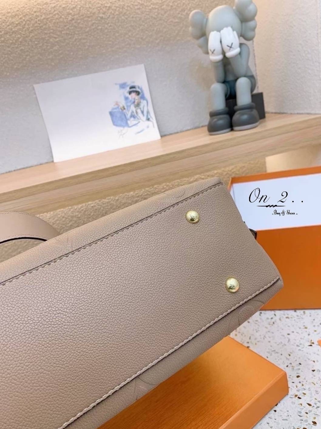 LV CARRYALL PM Monogram Empreinte รุ่นลิมิเต็ดสีเรียบหรู ที่สาวๆตามหา กระเป๋าสะพายไหล่ทรงสวย ดีไซน์เรียบง่ายคลาสสิค หรู ดูผู้ดี รูปทรงใช้งานง่าย มาพร้อมใบลูก ไว้เก็บของจุกจิก วัสดุหนังแคนวาส พร้อมเสิร์ฟให้ในราคาน่ารักๆ ของมันต้องมีแบบนี้ ก็ต้องตำได้แล้วน้