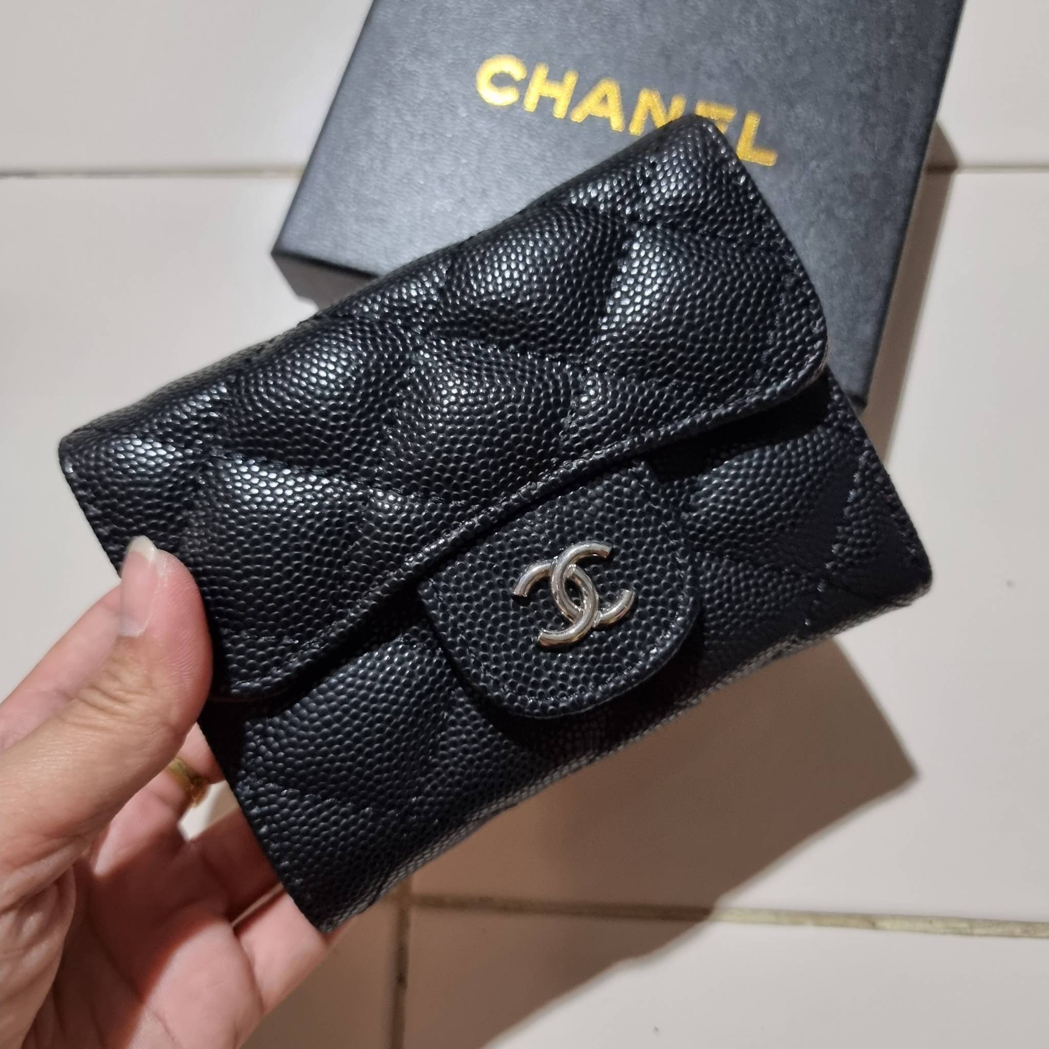VIP 】มาแล้วจ้า!! รุ่นแนะนำ!! ฮิตติดใจสาวๆ!! กระเป๋าสตางค์ใบสั้นรุ่นฝาพับ จาก Chanel premium for gift เรียบหรู ดูไฮน์ วัสดุหนังสังเคราะห์ลายคาร์เวีย ด้านในเป็นหนังซาฟเฟียโน่ เปิด-ปิดด้วยกระดุมแม่เหล็ก ภายในกระเป๋ามีช่องใส่บัตร ใส่ธนบัตรได้ ดีไซน์เรียบหรูตา